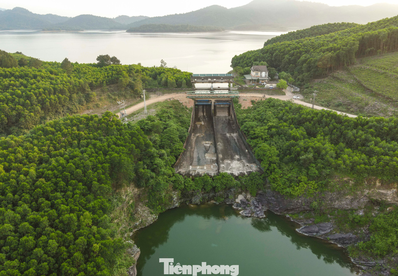 Cùng với xây mới tràn xả lũ, sửa chữa, nâng cấp đập chính, khu vực tràn Dốc Miếu cũng đang được sửa chữa, nâng cấp. Tràn Dốc Miếu là tràn xả lũ chính của Hồ Kẻ Gỗ, sau nhiều năm đưa vào khai thác, vận hành, hiện tràn cũng đã có dấu hiệu xuống cấp. Việc được sửa chữa, nâng cấp là hết sức cần thiết.