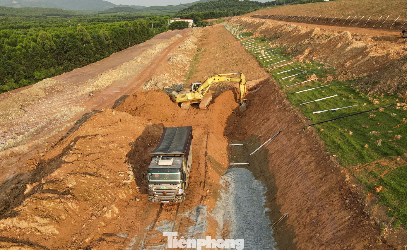 Hiện nay, nhà thầu đã cơ bản hoàn thành việc bóc lớp đất phong hóa và triển khai việc đắp đất gia cố đập chính.