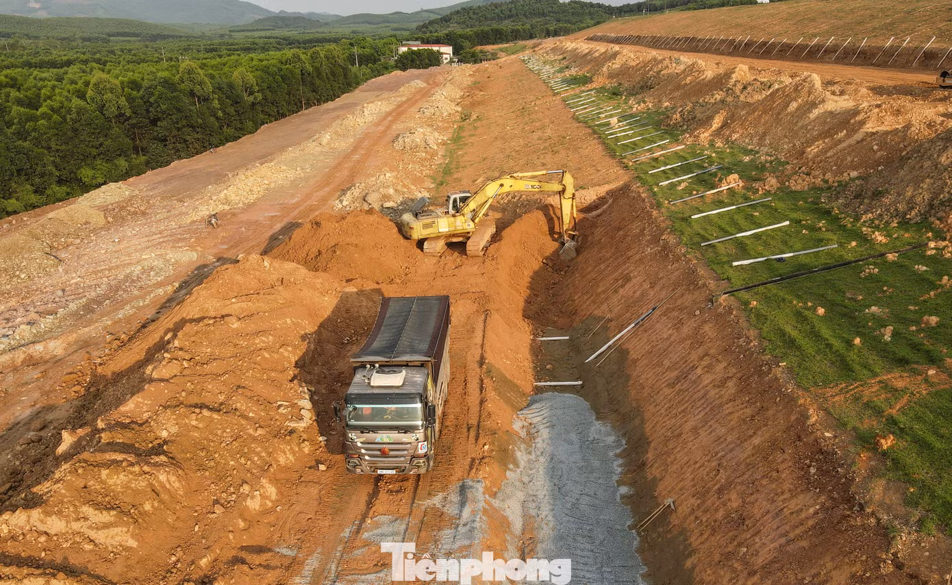 Hiện nay, nhà thầu đã cơ bản hoàn thành việc bóc lớp đất phong hóa và triển khai việc đắp đất gia cố đập chính.
