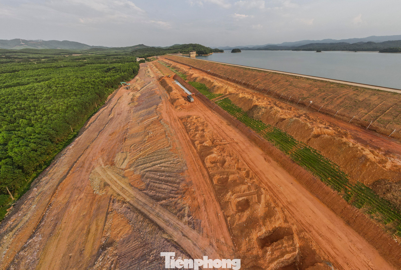 Tại khu vực thi công hạng mục nâng cấp, sửa chữa đập chính của hồ Kẻ Gỗ.