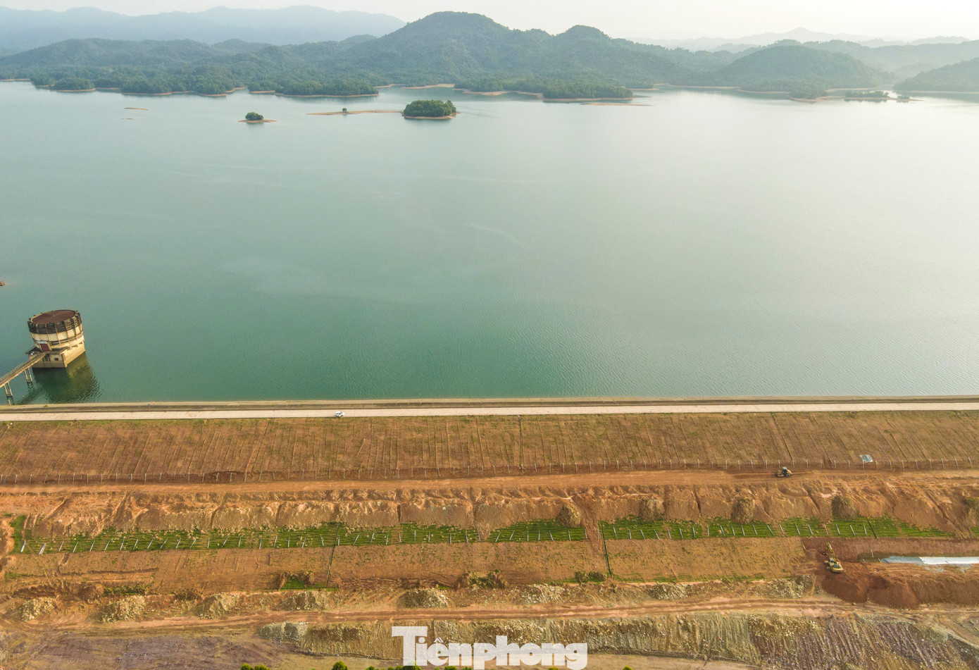 Mực nước ở hồ Kẻ Gỗ khá cao, để đảm bảo an toàn cho công trình và việc thi công, nhà thầu đã lắp đặt hệ thống ống thu nước để hạn chế nước thẩm thấu qua thân đập chính. Dù lượng nước thẩm thấu qua thân đập chính có khối lượng ít nhưng toàn bộ đã được chảy về ống dẫn rồi thoát ra ngoài nên gần như không ảnh hưởng tới việc thi công.