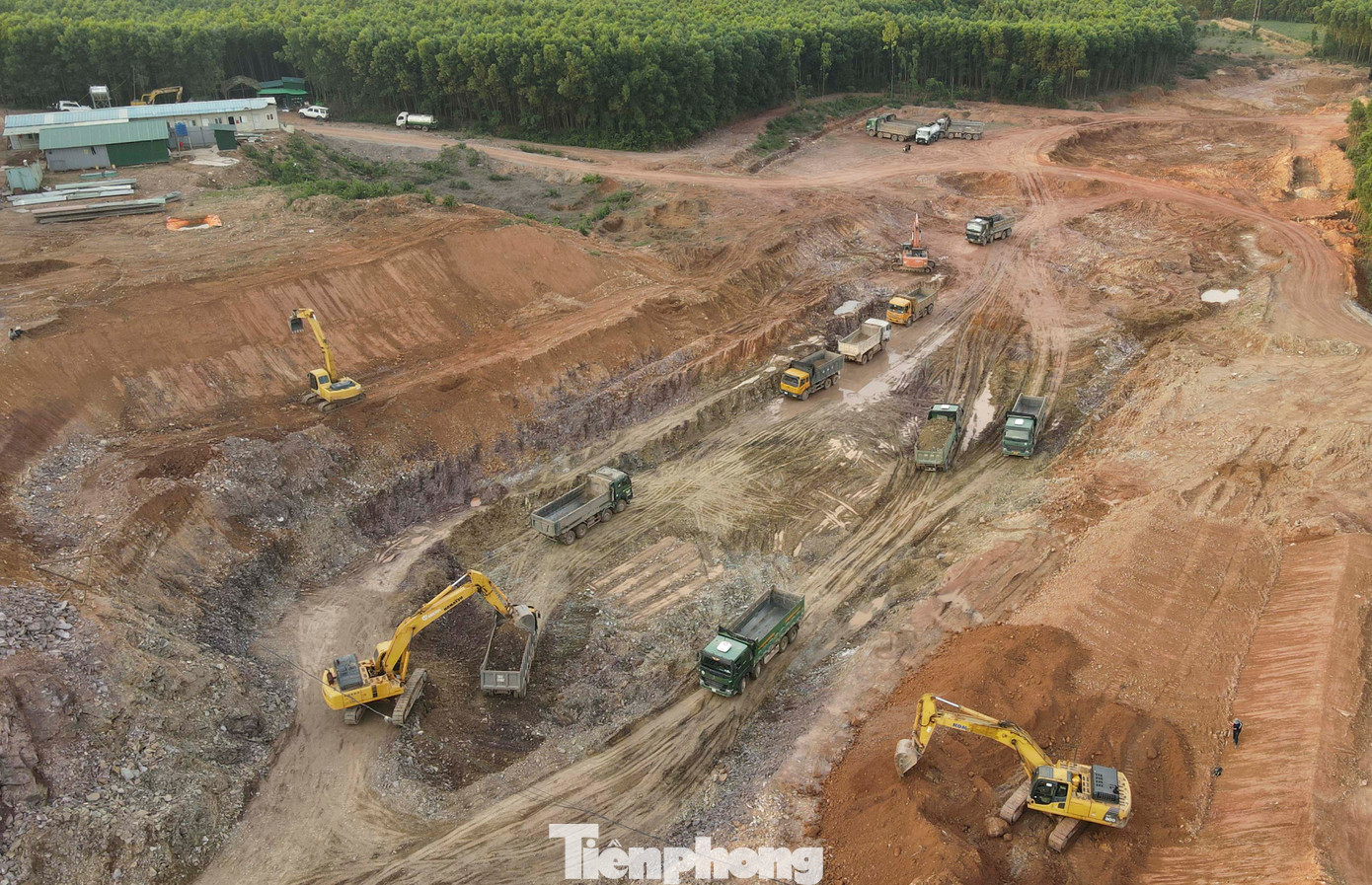 Hiện nay, nhà thầu tập trung cho việc đào hố móng, đổ bê tông. Tại khu vực này cũng được xây dựng một cây cầu vượt qua tràn mới. Lãnh đạo BQL đầu tư và xây dựng Thủy lợi 4 cho hay dự án triển khai vào tháng 12/2024, dự kiến hoàn thành sau 18 tháng. Tuy nhiên, thời điểm cuối năm 2024, đầu năm 2025, Hà Tĩnh thường xuyên có các đợt mưa đã ảnh hưởng tới quá trình thi công. Tới cuối tháng 3, khi thời tiết thuận lợi, đơn vị yêu cầu nhà thầu tăng cường nhân lực, máy móc thi công “bù” lại tiến độ trước đó.