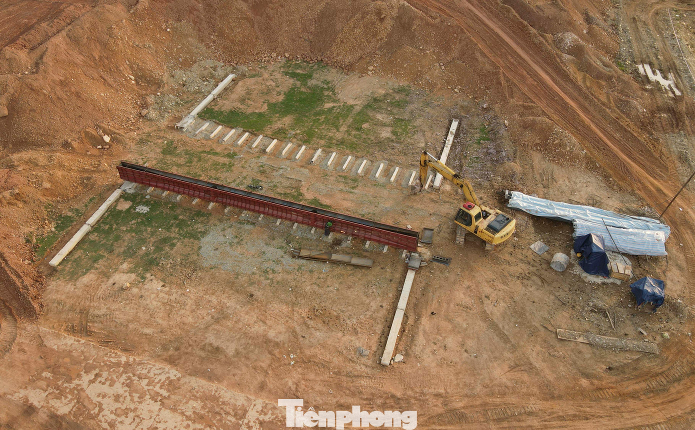 Hiện nay, nhà thầu tập trung cho việc đào hố móng, đổ bê tông. Tại khu vực này cũng được xây dựng một cây cầu vượt qua tràn mới. Lãnh đạo BQL đầu tư và xây dựng Thủy lợi 4 cho hay dự án triển khai vào tháng 12/2024, dự kiến hoàn thành sau 18 tháng. Tuy nhiên, thời điểm cuối năm 2024, đầu năm 2025, Hà Tĩnh thường xuyên có các đợt mưa đã ảnh hưởng tới quá trình thi công. Tới cuối tháng 3, khi thời tiết thuận lợi, đơn vị yêu cầu nhà thầu tăng cường nhân lực, máy móc thi công “bù” lại tiến độ trước đó.