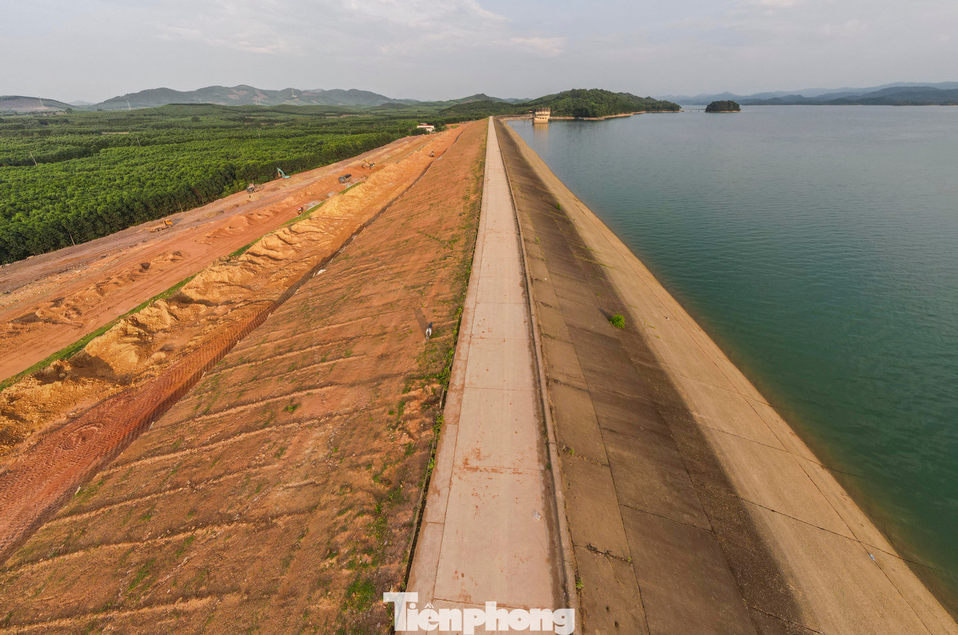 Thân đập chính được đắp đất dày hơn hiện tại, góp phần đảm bảo an toàn cho công trình hồ Kẻ Gỗ, nhất là vào mùa mưa lũ, mực nước tích trữ trong hồ tăng lên. Phần đỉnh đập cũng sẽ được mở rộng từ 6 m lên 10 m. Trên đỉnh đập hiện có một con đường bê tông. Với việc đỉnh đập được mở rộng, tuyến đường này cũng rộng hơn, góp phần tạo thuận lợi cho người và phương tiện lưu thông, nhất là trong việc xử lý sự cố nếu có.