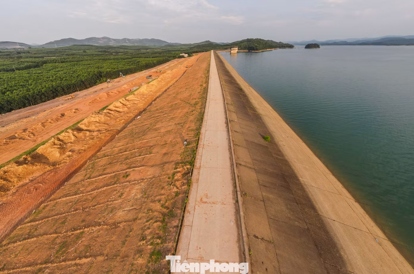 Thân đập chính được đắp đất dày hơn hiện tại, góp phần đảm bảo an toàn cho công trình hồ Kẻ Gỗ, nhất là vào mùa mưa lũ, mực nước tích trữ trong hồ tăng lên. Phần đỉnh đập cũng sẽ được mở rộng từ 6 m lên 10 m. Trên đỉnh đập hiện có một con đường bê tông. Với việc đỉnh đập được mở rộng, tuyến đường này cũng rộng hơn, góp phần tạo thuận lợi cho người và phương tiện lưu thông, nhất là trong việc xử lý sự cố nếu có.