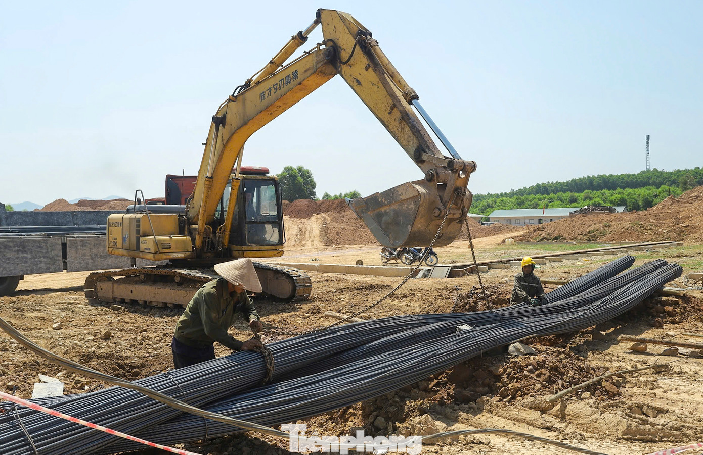 Đến nay dự án đạt hơn 15%, do nắng nóng, các đơn vị thi công chủ động điều chỉnh thời gian thi công khi bắt đầu làm việc ca sáng từ lúc 5h và kết thúc vào 10h30 cùng ngày, buổi chiều từ 15h tới 19h. Có những ngày công việc được triển khai tới đêm khuya để đảm bảo sức khỏe cho công nhân, người lao động và duy trì tiến độ, kịp hoàn thành hạng mục đường găng trước mùa mưa lũ 2025.