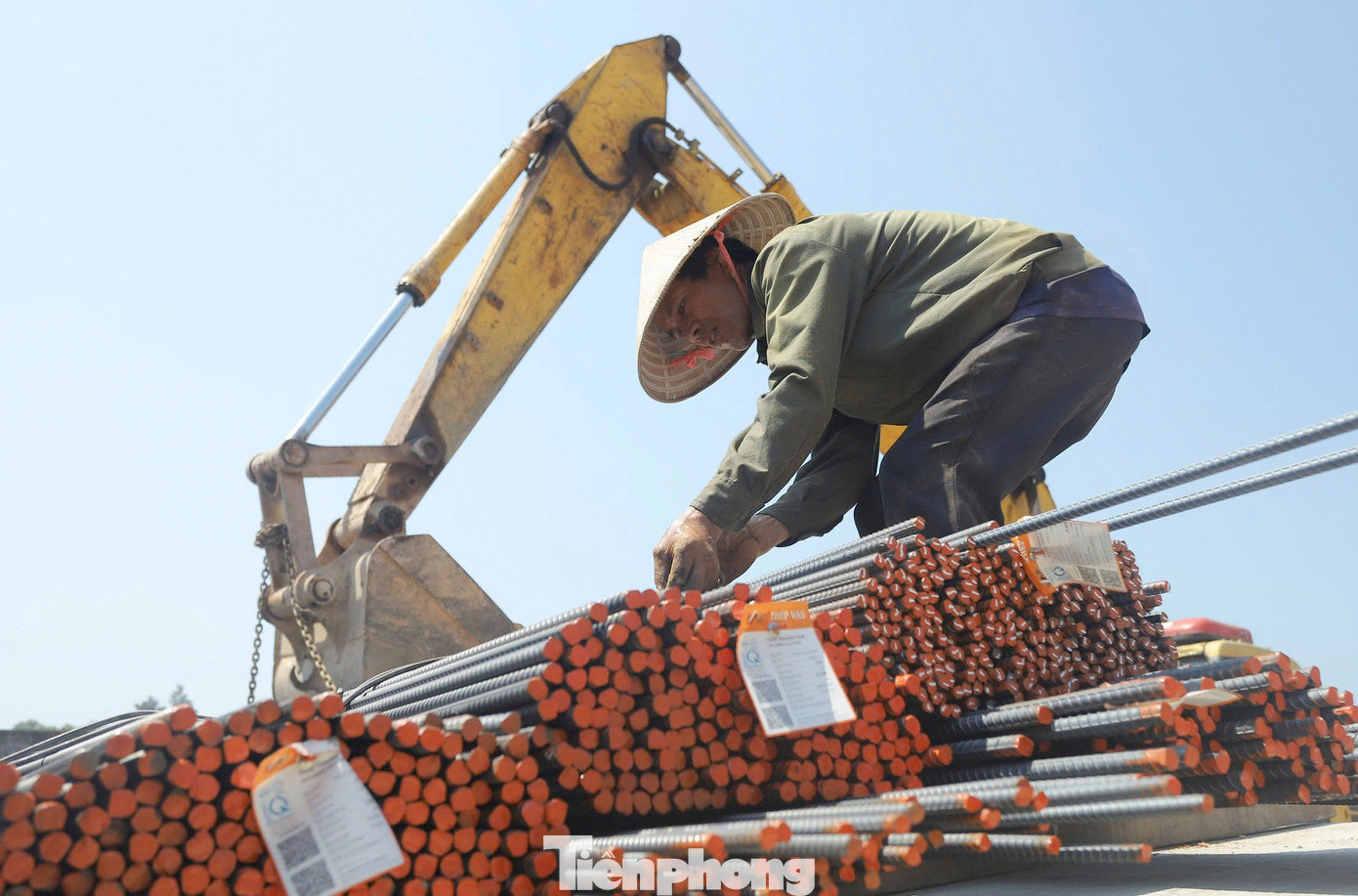 “Nắng nóng nên anh em chúng tôi phải dậy sớm hơn để làm việc, tránh nắng dễ mất nước”, một công nhân cho hay.