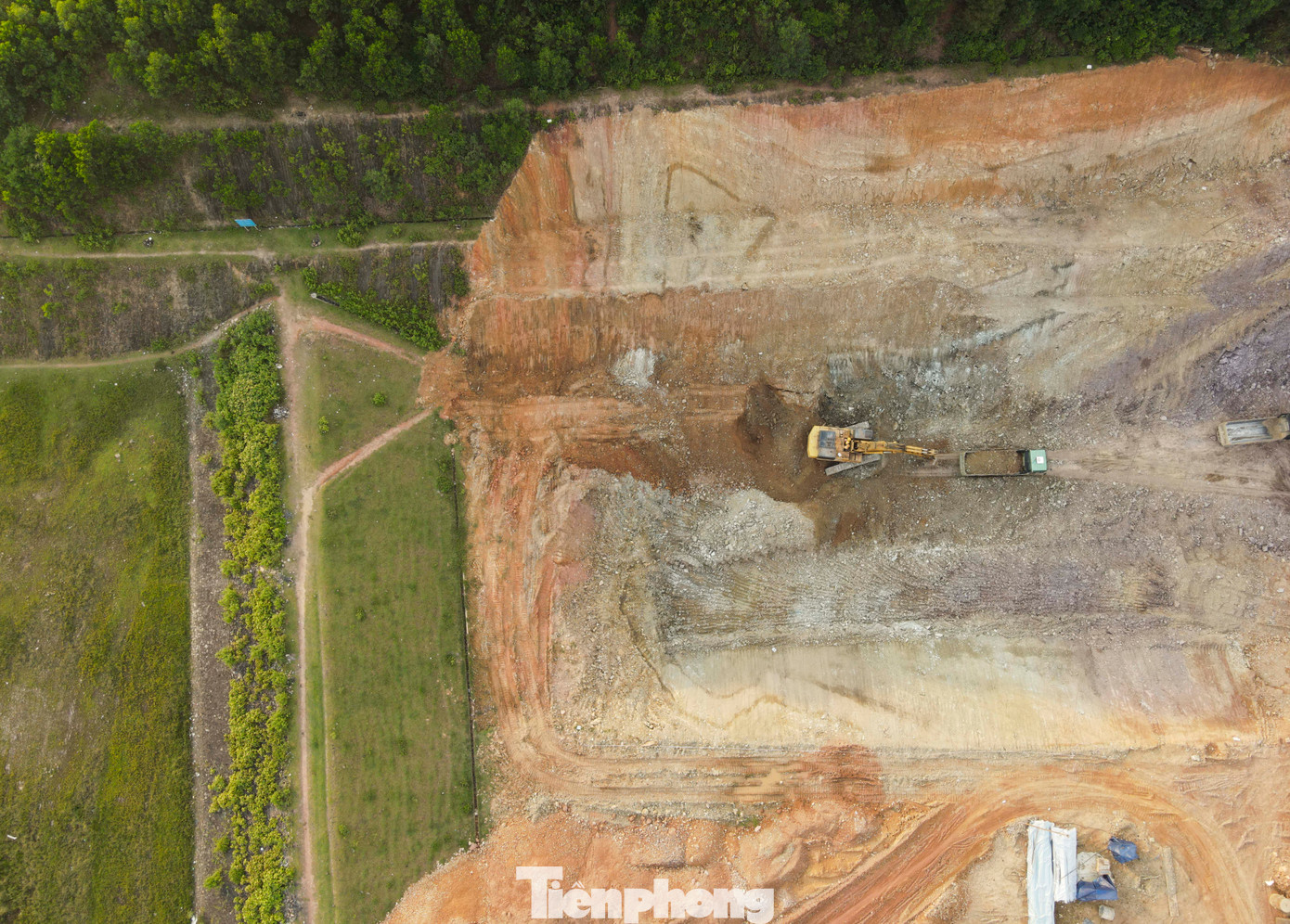 Hiện nay, nhà thầu tập trung cho việc đào hố móng, đổ bê tông. Tại khu vực này cũng được xây dựng một cây cầu vượt qua tràn mới. Lãnh đạo BQL đầu tư và xây dựng Thủy lợi 4 cho hay dự án triển khai vào tháng 12/2024, dự kiến hoàn thành sau 18 tháng. Tuy nhiên, thời điểm cuối năm 2024, đầu năm 2025, Hà Tĩnh thường xuyên có các đợt mưa đã ảnh hưởng tới quá trình thi công. Tới cuối tháng 3, khi thời tiết thuận lợi, đơn vị yêu cầu nhà thầu tăng cường nhân lực, máy móc thi công “bù” lại tiến độ trước đó.