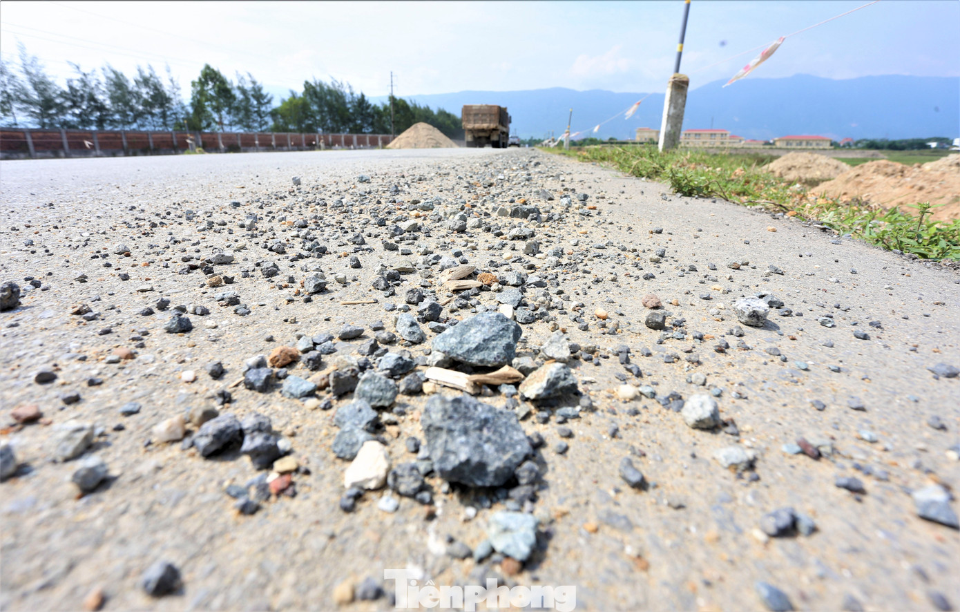 Đất đá rơi vãi từ thùng xe xuống mặt đường không được thu dọn, gây nguy hiểm cho phương tiện qua lại trên tuyến.