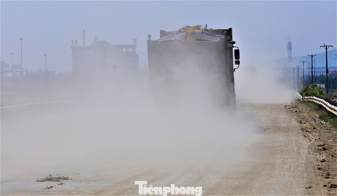 Nhiều xe chở vượt thành thùng, che chắn bạt không kỹ khiến đất đá rơi xuống đường.
