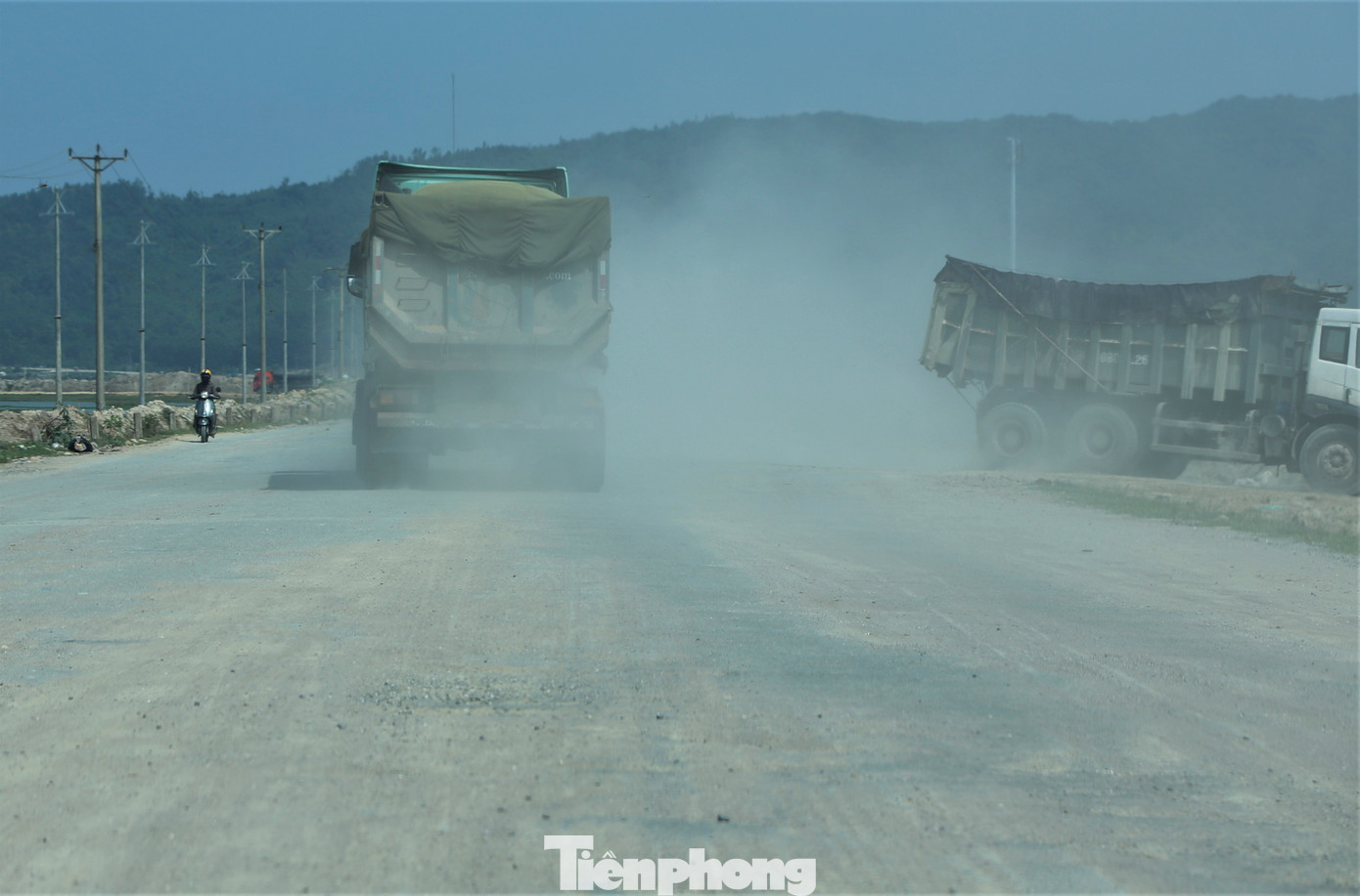 Lãnh đạo Đội CSGT-TT (Công an thị xã Kỳ Anh) cho biết: Thời gian qua, đơn vị tăng cường tuần tra, giám sát, yêu cầu các tài xế chở vật liệu ký cam kết đảm bảo an toàn. “Dù đã xử lý nhiều trường hợp nhưng do quản lý nhiều tuyến đường trong khi lực lượng mỏng nên không thể kiểm soát hết. Đội sẽ cử lực lượng đến các vị trí mà báo chí phản ánh để kiểm tra, xử lý”, vị lãnh đạo Đội CSGT-TT thị xã Kỳ Anh thông tin.