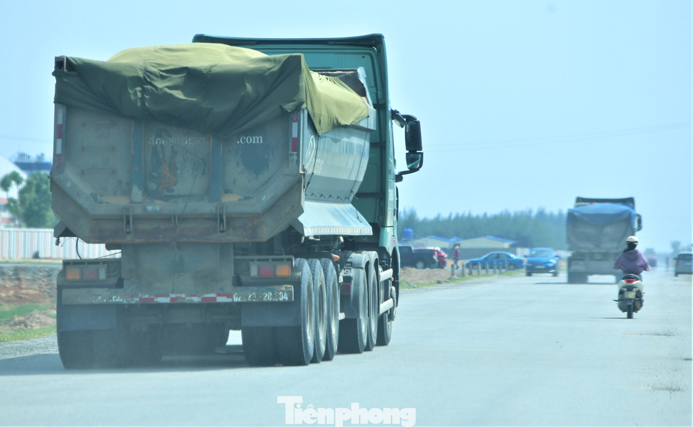 “Xe chở đất, đá, cát nhưng không bịt kỹ càng khiến vật liệu rơi vãi, vừa bụi, vừa nguy hiểm cho người dân tham gia giao thông. Nhiều đoạn đường cũng bị bong tróc, xuống cấp khi xe chạy quá nhiều”, anh Nghĩa (34 tuổi) cho hay.
