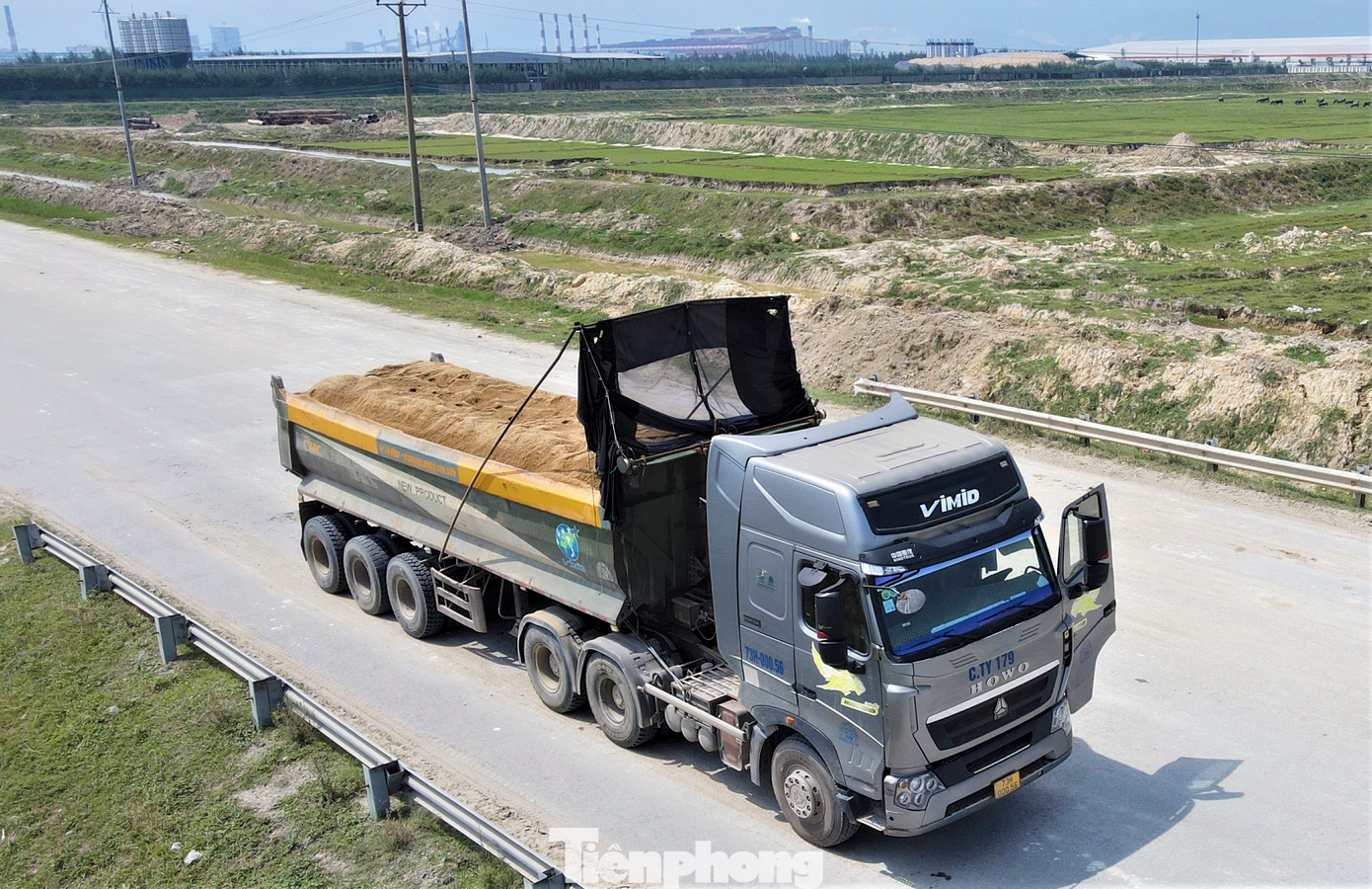 Phát hiện có phóng viên ghi hình, một số xe chở đất, cát mới đậy bạt che chắn thùng.