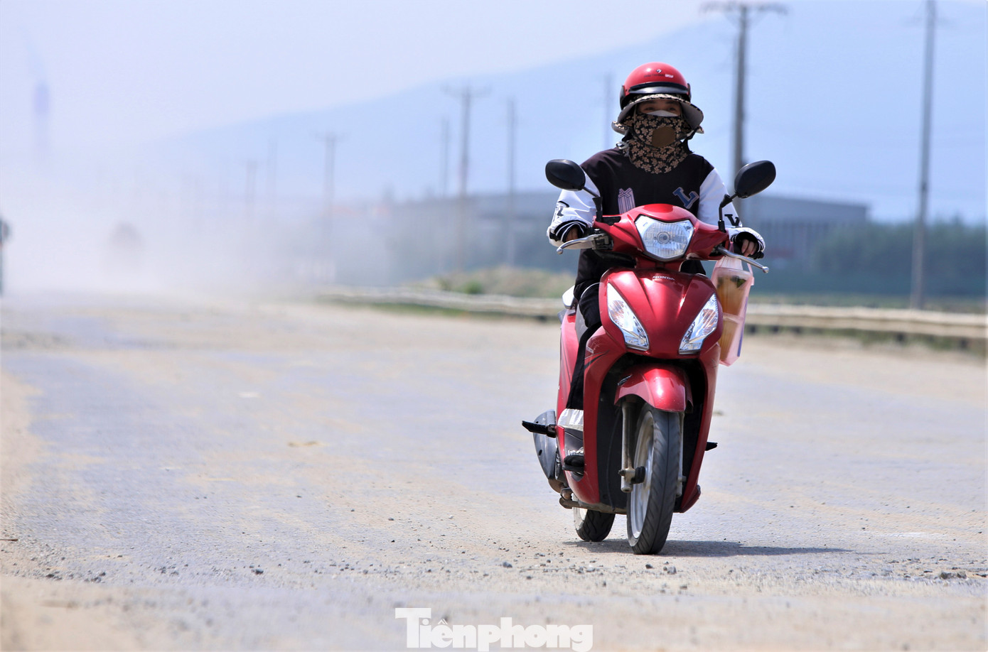 Theo người dân địa phương, mỗi ngày có hàng trăm lượt xe tải, xe ben. Mỗi lần xe đi qua, người dân lại nơm nớp lo sợ.