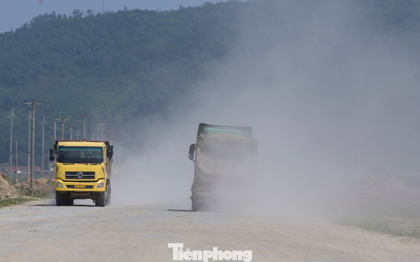 Trên đoạn đường nối Quốc lộ 12C từ khu vực Cảng Vũng Áng đến Khu liên hợp gang thép và Cảng nước sâu Sơn Dương Formosa, lưu lượng xe chở vật liệu chạy dày đặc, bụi bay mù mịt.