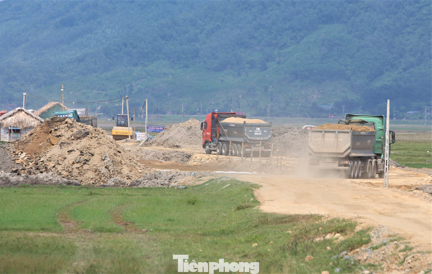 Mỗi ngày có hàng trăm lượt xe Howo mang biển số Hà Tĩnh, Quảng Bình, Nghệ An chở cát, đất, đá nối đuôi nhau chạy rầm rầm trên các tuyến đường về Khu kinh tế Vũng Áng.