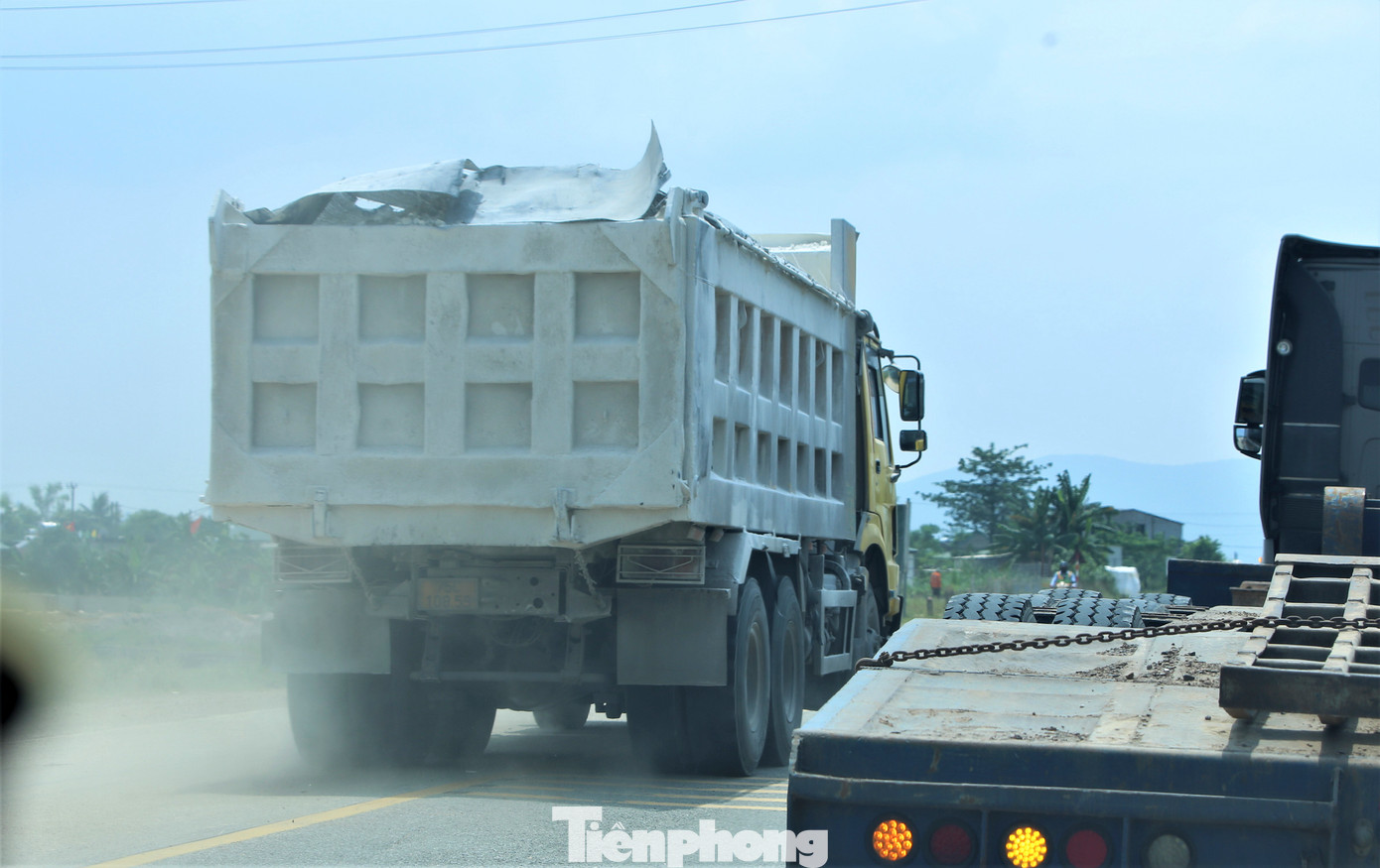 Nhiều xe chở vượt thành thùng, che chắn bạt không kỹ khiến đất đá rơi xuống đường.