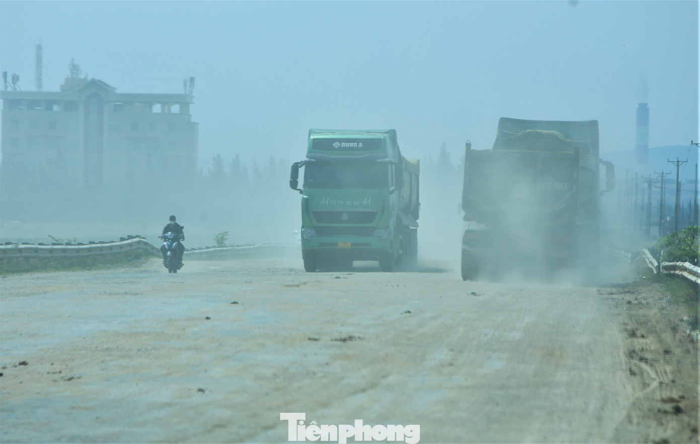 Thời gian qua, người dân sống ven tuyến đường Nguyễn Thị Minh Khai (qua xã Kỳ Thịnh, thị xã Kỳ Anh, Hà Tĩnh) và đoạn đường nối Quốc lộ 12C từ khu vực Cảng Vũng Áng đến Khu liên hợp gang thép và Cảng nước sâu Sơn Dương Formosa, phản ánh tình trạng xe tải, xe Howo...chở vật liệu "chạy ẩu", ảnh hưởng lớn đến cuộc sống của người dân.