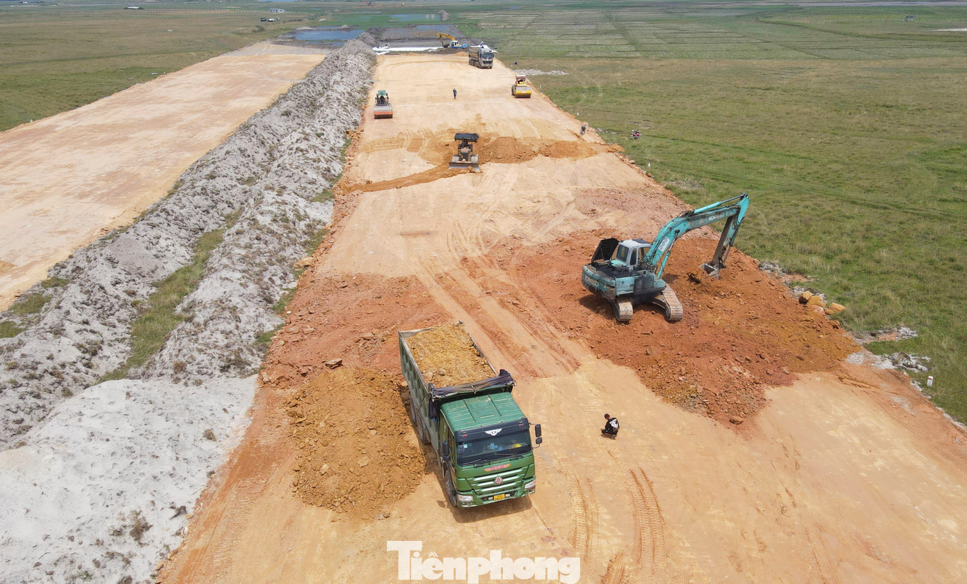 Người dân cho biết, trên địa bàn đang triển khai xây dựng hạ tầng, cùng một số dự án đường nên lưu lượng các loại xe tải, xe ben, Howo chở vật liệu xây dựng tăng.