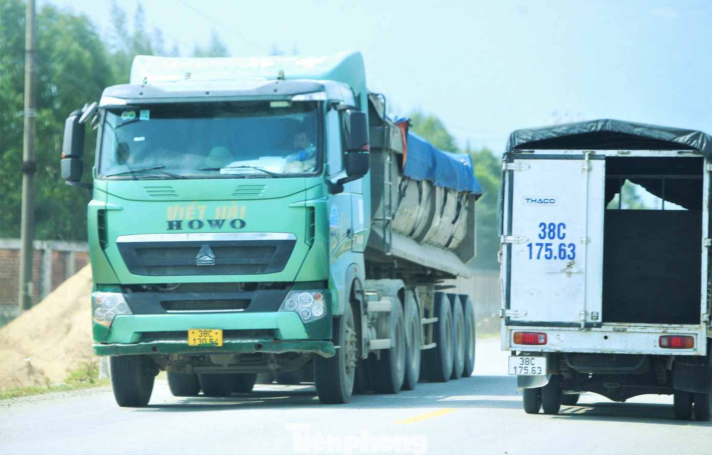 Mỗi ngày có hàng trăm lượt xe Howo mang biển số Hà Tĩnh, Quảng Bình, Nghệ An chở cát, đất, đá nối đuôi nhau chạy rầm rầm trên các tuyến đường về Khu kinh tế Vũng Áng.