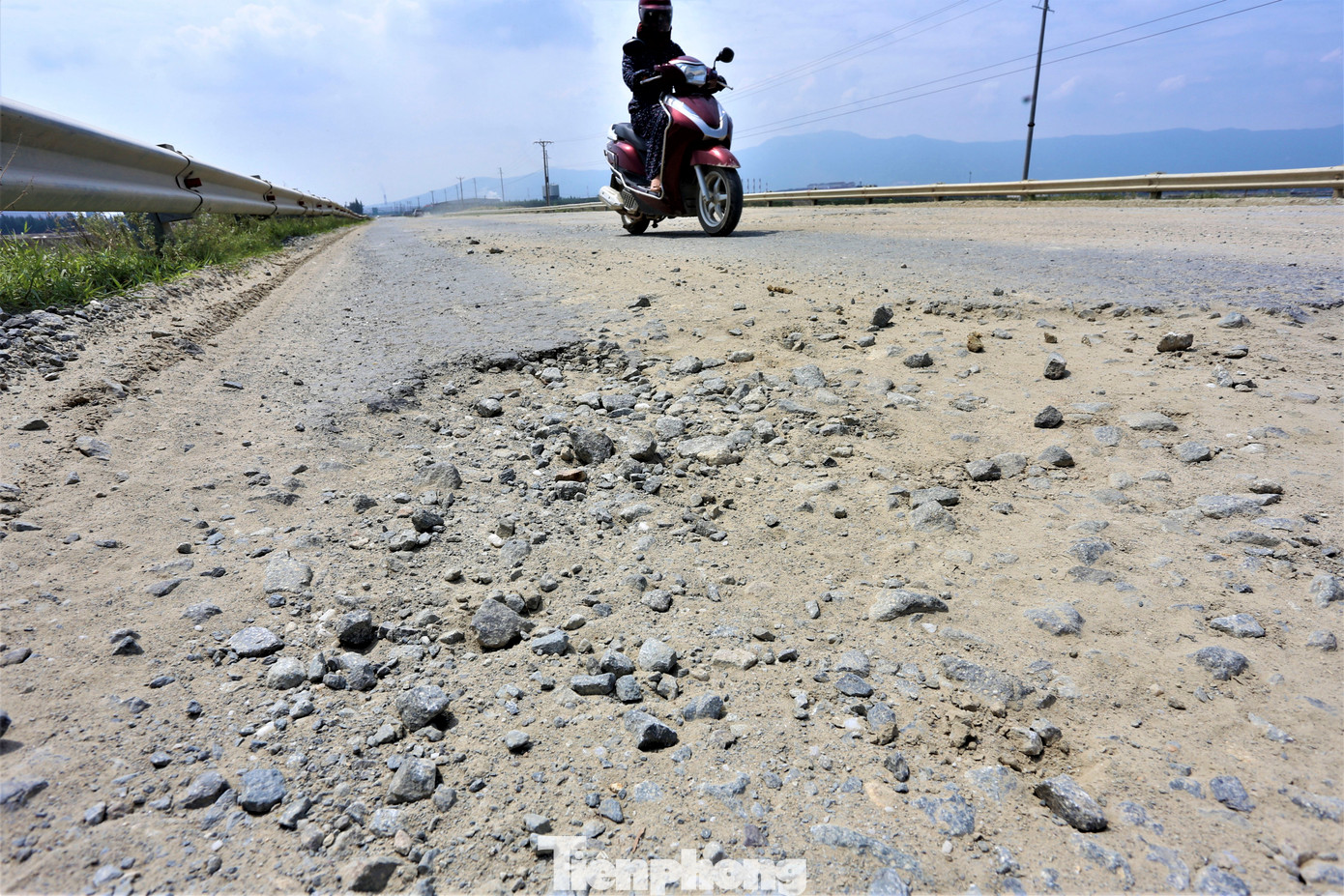 “Xe tải chạy qua, bụi quá không thấy đường. Tuyến đường đã hư hỏng, chưa được nâng cấp nay xe lại chạy rầm rầm càng xuống cấp, rất nguy hiểm”, chị Thanh (42 tuổi, trú thị xã Kỳ Anh) cho hay.