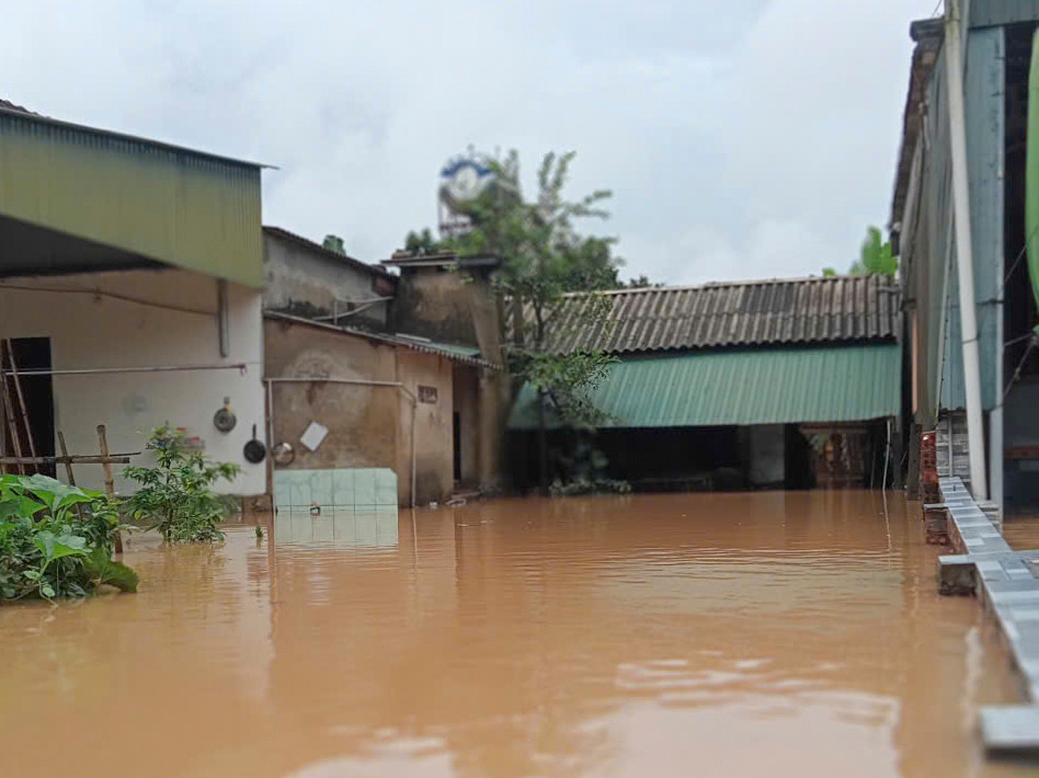 Ông Võ Tá Kỷ - Chủ tịch UBND xã Cẩm Duệ (huyện Cẩm Xuyên) cho biết, lũ từ thượng nguồn đổ về rất nhanh khiến trục đường liên xã đoạn qua trụ sở UBND xã bị ngập khá sâu. Đặc biệt, khoảng 150 hộ dân với hơn 400 nhân khẩu ở 2 thôn Tân Duệ và Quang Trung bị ngập sâu, chia cắt. &quot;Ngập lụt gây thiệt hại lớn về lúa, hoa màu, gà, vịt và một số tài sản. Ngay trong đêm, chúng tôi đã huy động lực lượng của các thôn để sơ tán người già, trẻ em và giúp người dân kê cao tài sản&quot;, ông Kỷ nói.