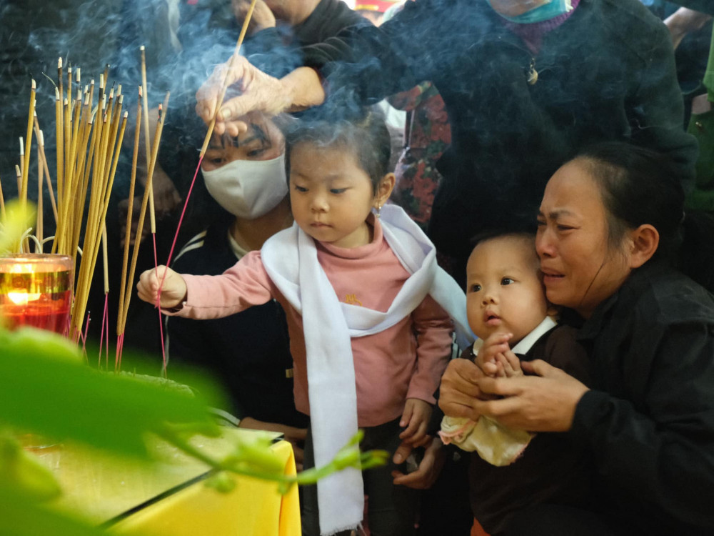 Hai con nhỏ của đại úy Trần Trung Hiếu.