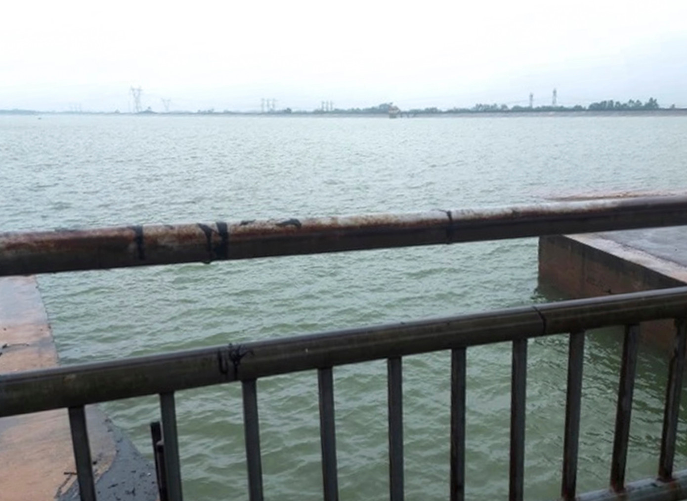 Hồ chứa Thượng Sông Trí xả tràn để ứng phó mưa lớn. Hồ chứa Thượng Sông Trí xả tràn để ứng phó mưa lớn.