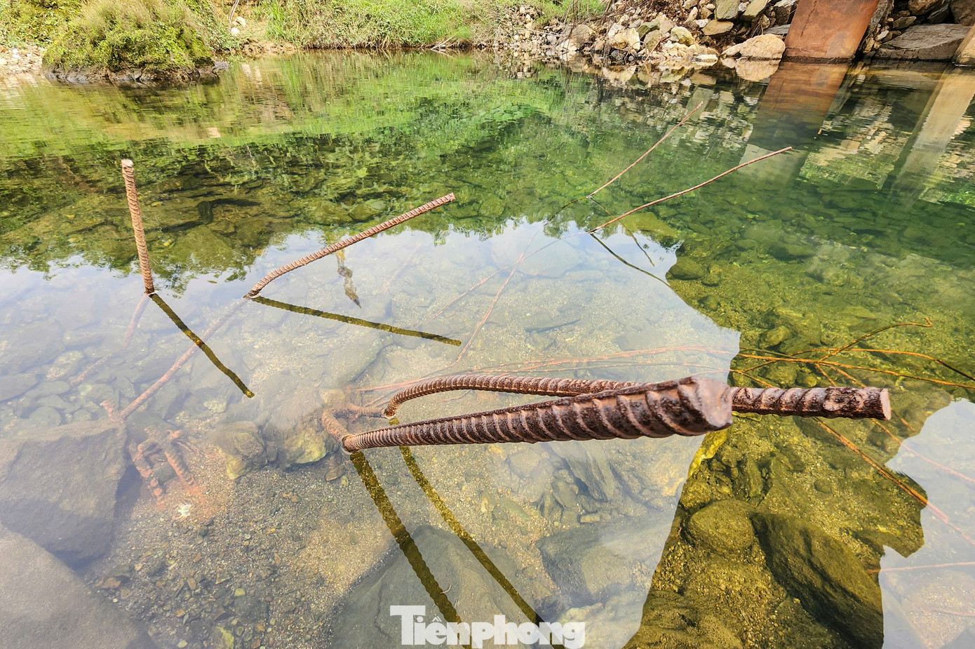 Phía dưới nhiều rọ bị xé toang sau các đợt mưa lũ, sắt thép nằm trơ khung dưới mặt sông suối. Phía dưới nhiều rọ bị xé toang sau các đợt mưa lũ, sắt thép nằm trơ khung dưới mặt sông suối.