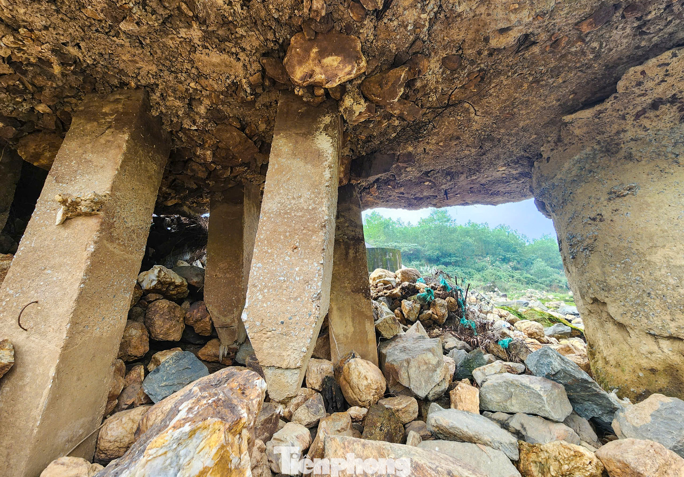Ông Hoàng Minh Tâm - Chủ tịch UBND xã Kỳ Hoa cho biết, cầu Cơn Gáo dài khoảng 50m, rộng 3m, cao khoảng 6-7m. “Sau khoảng 15 năm sử dụng, đến nay khu vực mố cầu, trụ cầu đã bị xói lở, khoét lọng sâu bên trong. Vài năm trước, ngành chức năng từng khắc phục tạm bằng các rọ đá song tình trạng xói mòn chân, trụ cầu tiếp tục xảy ra, nguy cơ mất an toàn”, ông Tâm nói. Ông Hoàng Minh Tâm - Chủ tịch UBND xã Kỳ Hoa cho biết, cầu Cơn Gáo dài khoảng 50m, rộng 3m, cao khoảng 6-7m. “Sau khoảng 15 năm sử dụng, đến nay khu vực mố cầu, trụ cầu đã bị xói lở, khoét lọng sâu bên trong. Vài năm trước, ngành chức năng từng khắc phục tạm bằng các rọ đá song tình trạng xói mòn chân, trụ cầu tiếp tục xảy ra, nguy cơ mất an toàn”, ông Tâm nói.