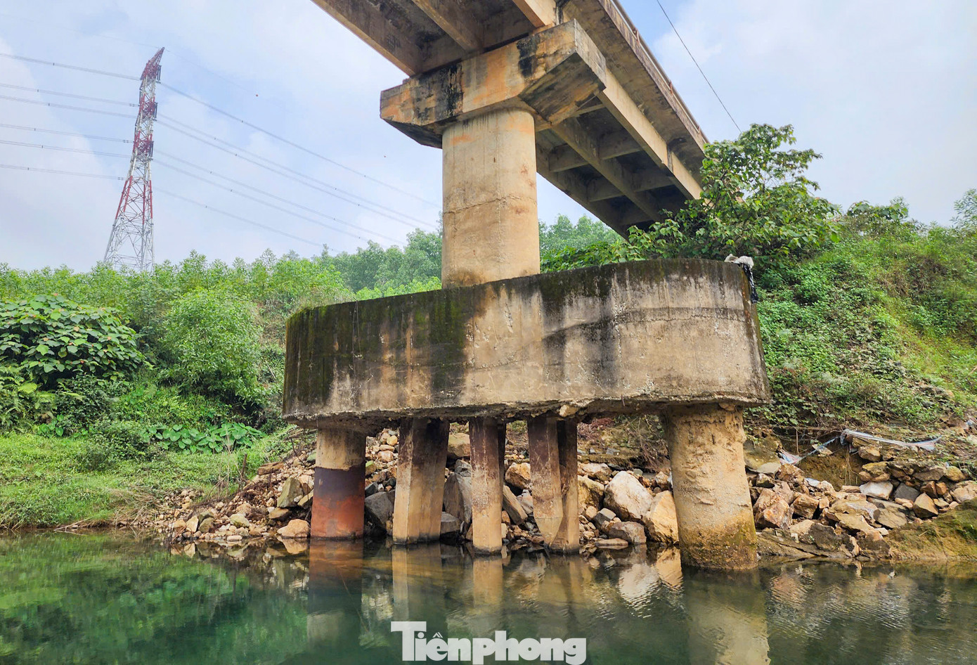 Lãnh đạo địa phương cho biết từng nhiều lần kiến nghị lên các cấp bố trí kinh phí sửa chữa, nâng cấp hoặc xây mới để đảm bảo an toàn cho người và phương tiện qua lại song chưa được chấp thuận. Lãnh đạo địa phương cho biết từng nhiều lần kiến nghị lên các cấp bố trí kinh phí sửa chữa, nâng cấp hoặc xây mới để đảm bảo an toàn cho người và phương tiện qua lại song chưa được chấp thuận.