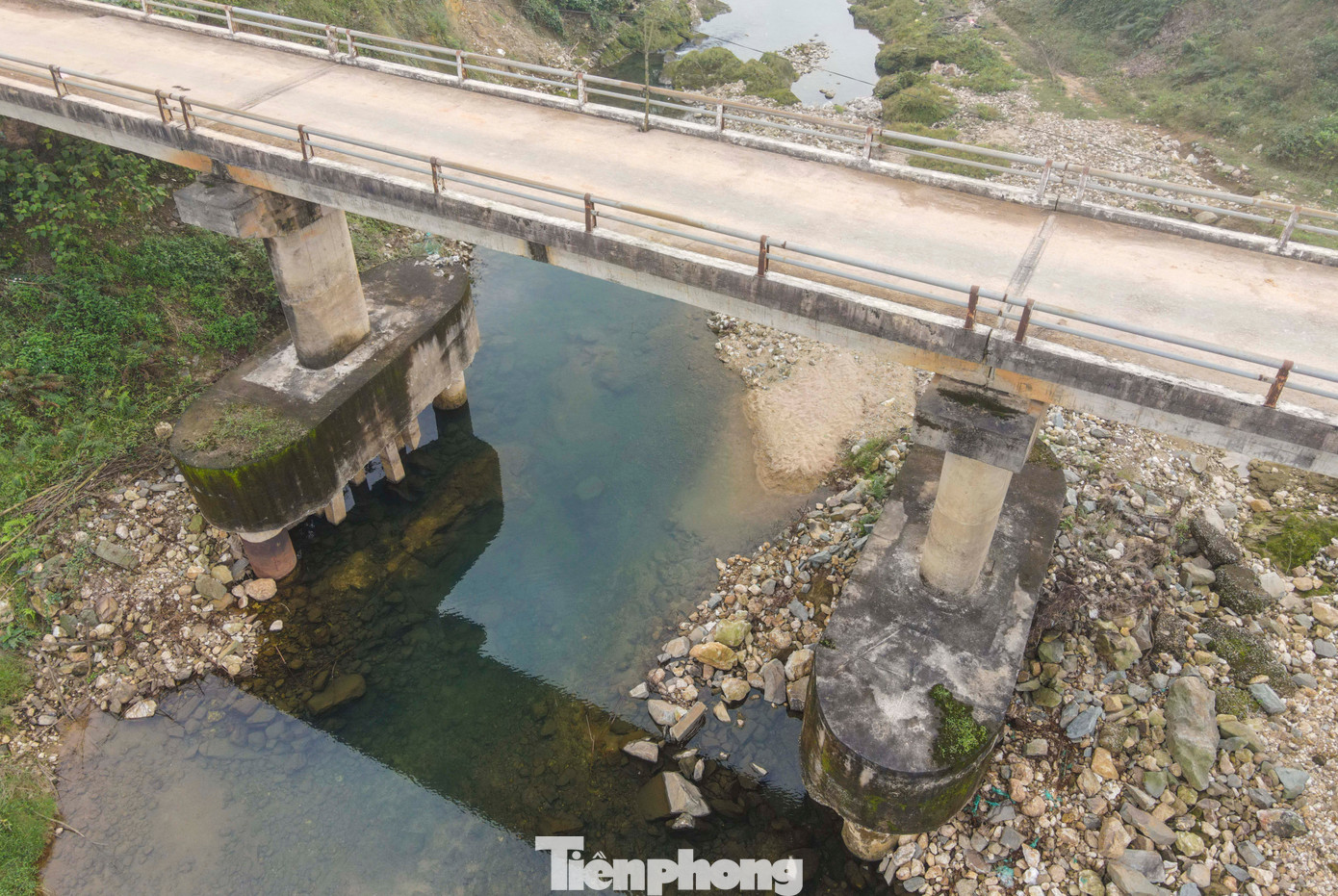 Ông Hoàng Minh Tâm - Chủ tịch UBND xã Kỳ Hoa cho biết, cầu Cơn Gáo dài khoảng 50m, rộng 3m, cao khoảng 6-7m. “Sau khoảng 15 năm sử dụng, đến nay khu vực mố cầu, trụ cầu đã bị xói lở, khoét lọng sâu bên trong. Vài năm trước, ngành chức năng từng khắc phục tạm bằng các rọ đá song tình trạng xói mòn chân, trụ cầu tiếp tục xảy ra, nguy cơ mất an toàn”, ông Tâm nói. Ông Hoàng Minh Tâm - Chủ tịch UBND xã Kỳ Hoa cho biết, cầu Cơn Gáo dài khoảng 50m, rộng 3m, cao khoảng 6-7m. “Sau khoảng 15 năm sử dụng, đến nay khu vực mố cầu, trụ cầu đã bị xói lở, khoét lọng sâu bên trong. Vài năm trước, ngành chức năng từng khắc phục tạm bằng các rọ đá song tình trạng xói mòn chân, trụ cầu tiếp tục xảy ra, nguy cơ mất an toàn”, ông Tâm nói.