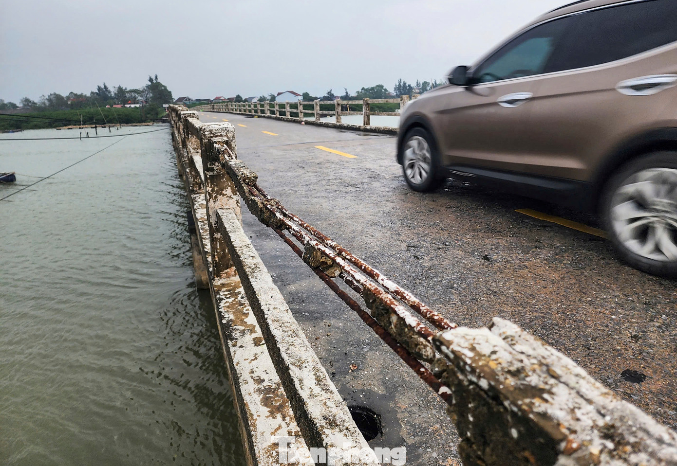 Lãnh đạo địa phương cho biết cầu Hải Ninh đã xây dựng, sử dụng khoảng 20 năm nay. Hiện cây cầu này xuống cấp nghiêm trọng. Lãnh đạo địa phương cho biết cầu Hải Ninh đã xây dựng, sử dụng khoảng 20 năm nay. Hiện cây cầu này xuống cấp nghiêm trọng.