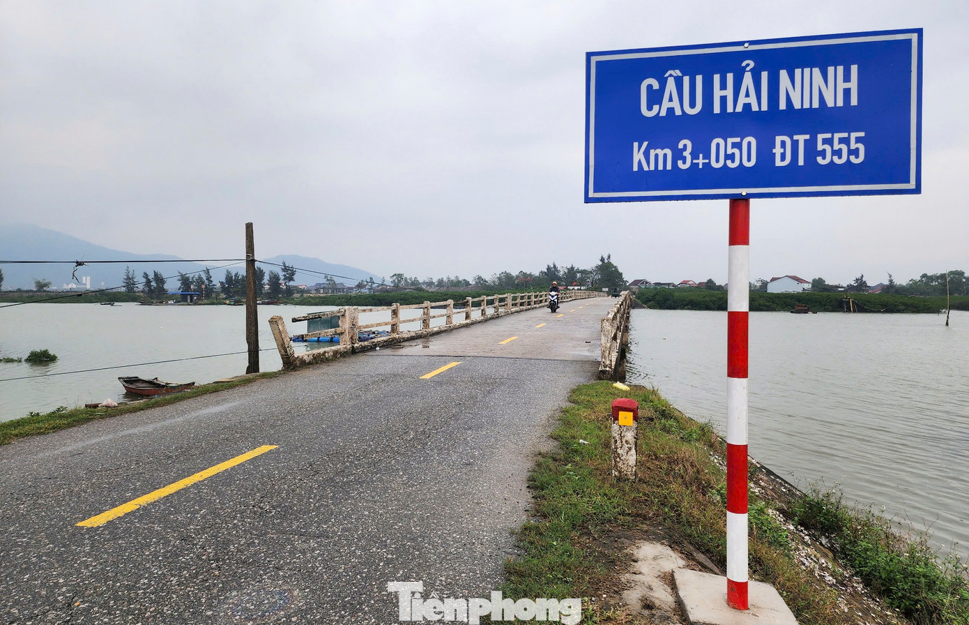 Cầu Hải Ninh nằm trên tuyến Tỉnh lộ 555 bắc qua sông Vịnh nối phường Kỳ Ninh (thị xã Kỳ Anh) với xã Kỳ Hải (huyện Kỳ Anh) cũng xuống cấp. Cầu Hải Ninh nằm trên tuyến Tỉnh lộ 555 bắc qua sông Vịnh nối phường Kỳ Ninh (thị xã Kỳ Anh) với xã Kỳ Hải (huyện Kỳ Anh) cũng xuống cấp.