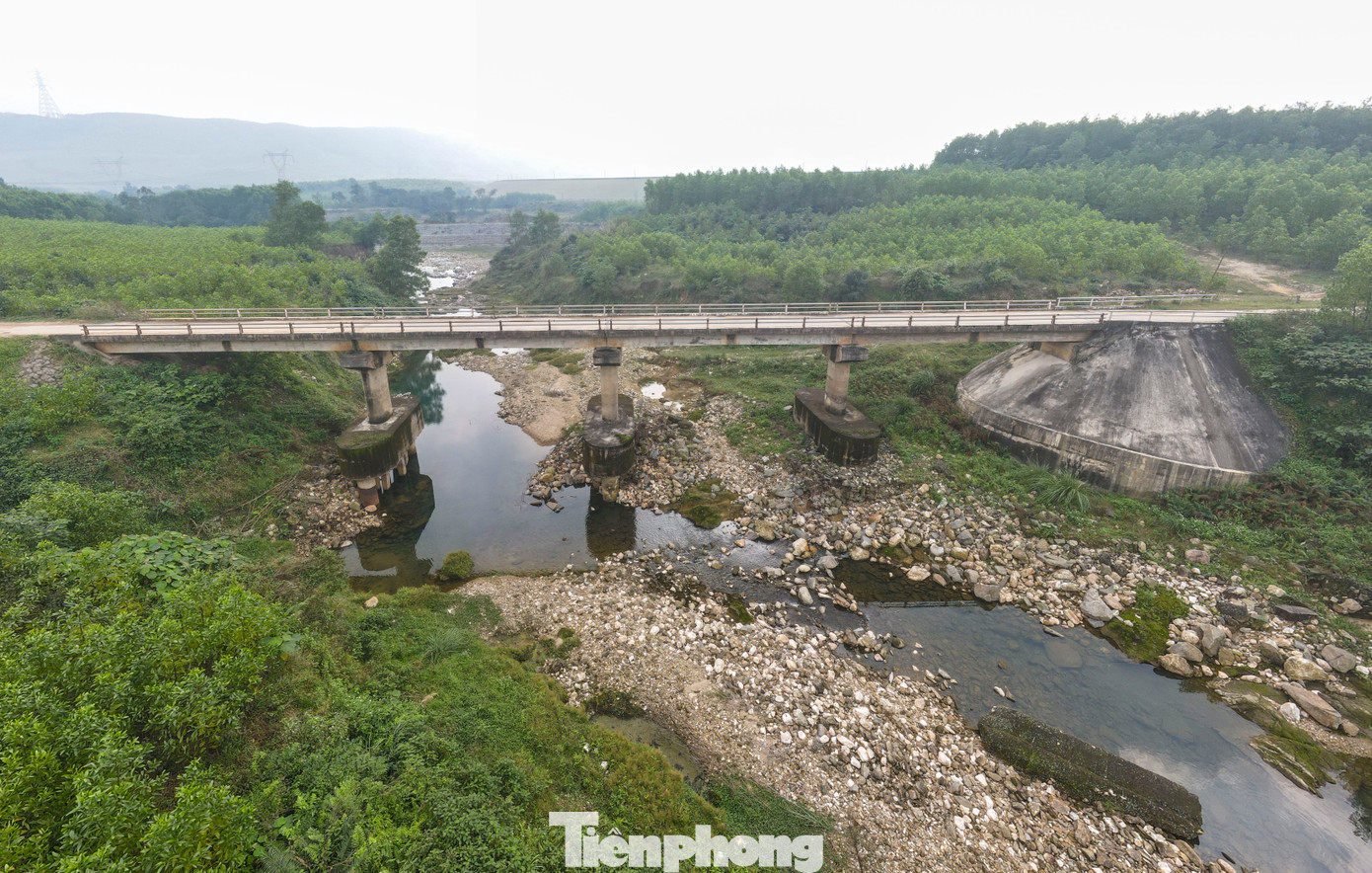 Cầu Cơn Gáo bắc qua kênh tràn Sông Trí ở xã Kỳ Hoa (thị xã Kỳ Anh, Hà Tĩnh) xuống cấp nhiều năm qua. Cầu Cơn Gáo bắc qua kênh tràn Sông Trí ở xã Kỳ Hoa (thị xã Kỳ Anh, Hà Tĩnh) xuống cấp nhiều năm qua.