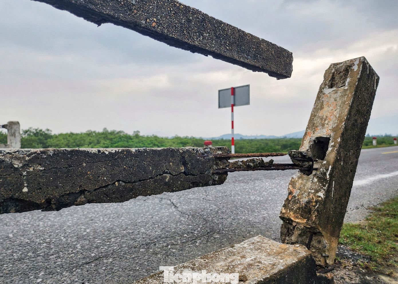 Lãnh đạo địa phương cho biết cầu Hải Ninh đã xây dựng, sử dụng khoảng 20 năm nay. Hiện cây cầu này xuống cấp nghiêm trọng. Lãnh đạo địa phương cho biết cầu Hải Ninh đã xây dựng, sử dụng khoảng 20 năm nay. Hiện cây cầu này xuống cấp nghiêm trọng.