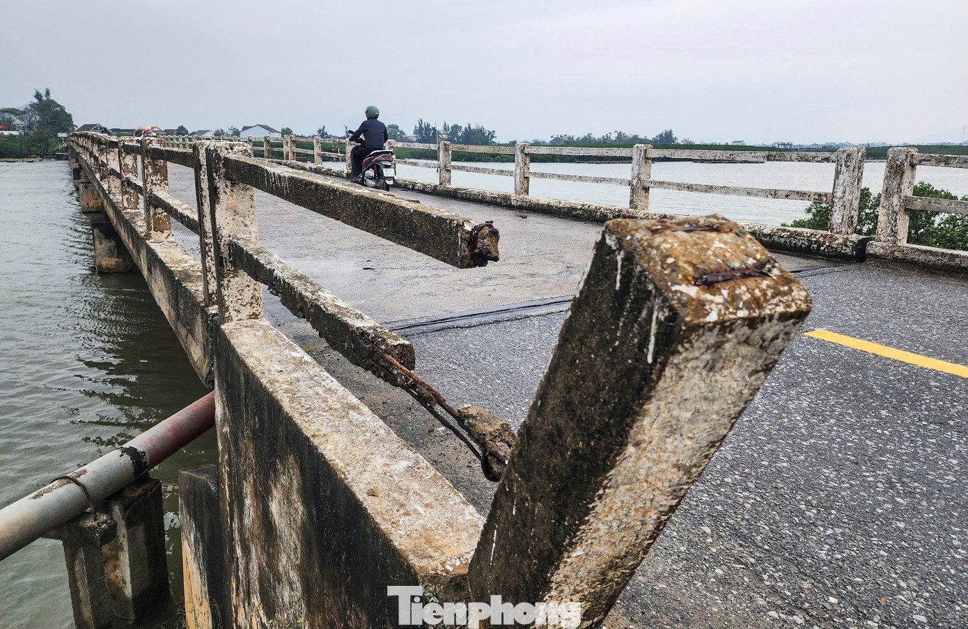 Theo ghi nhận, hệ thống mặt đường, lan can cầu nhiều vị trí bị gãy, lộ khung thép bên trong. Một số cọc bê tông bị đứt liên kết, nghiêng ngả. Phía dưới gầm cầu cũng nứt nẻ, được gia cố tạm thời bằng các lớp xi măng. Theo ghi nhận, hệ thống mặt đường, lan can cầu nhiều vị trí bị gãy, lộ khung thép bên trong. Một số cọc bê tông bị đứt liên kết, nghiêng ngả. Phía dưới gầm cầu cũng nứt nẻ, được gia cố tạm thời bằng các lớp xi măng.