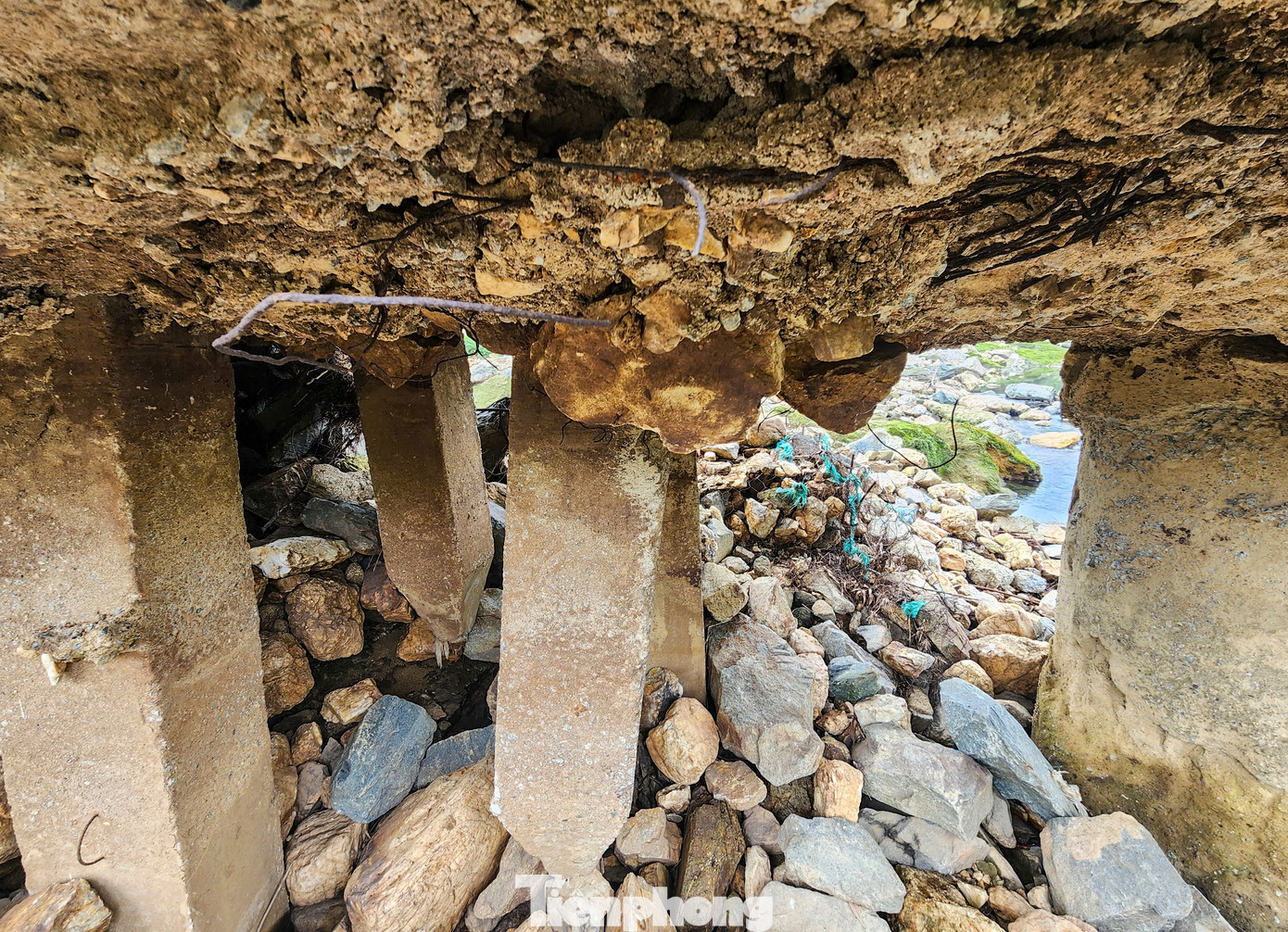 Theo ghi nhận, ở 3 mố cầu có 2 mố đã bị khoét sâu bên trong, một số cọc trụ lộ rõ chân. Theo ghi nhận, ở 3 mố cầu có 2 mố đã bị khoét sâu bên trong, một số cọc trụ lộ rõ chân.