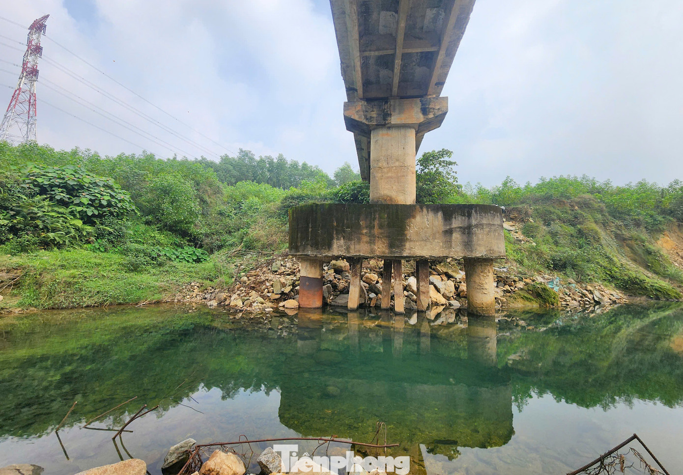 Ông Hoàng Minh Tâm - Chủ tịch UBND xã Kỳ Hoa cho biết, cầu Cơn Gáo dài khoảng 50m, rộng 3m, cao khoảng 6-7m. “Sau khoảng 15 năm sử dụng, đến nay khu vực mố cầu, trụ cầu đã bị xói lở, khoét lọng sâu bên trong. Vài năm trước, ngành chức năng từng khắc phục tạm bằng các rọ đá song tình trạng xói mòn chân, trụ cầu tiếp tục xảy ra, nguy cơ mất an toàn”, ông Tâm nói. Ông Hoàng Minh Tâm - Chủ tịch UBND xã Kỳ Hoa cho biết, cầu Cơn Gáo dài khoảng 50m, rộng 3m, cao khoảng 6-7m. “Sau khoảng 15 năm sử dụng, đến nay khu vực mố cầu, trụ cầu đã bị xói lở, khoét lọng sâu bên trong. Vài năm trước, ngành chức năng từng khắc phục tạm bằng các rọ đá song tình trạng xói mòn chân, trụ cầu tiếp tục xảy ra, nguy cơ mất an toàn”, ông Tâm nói.