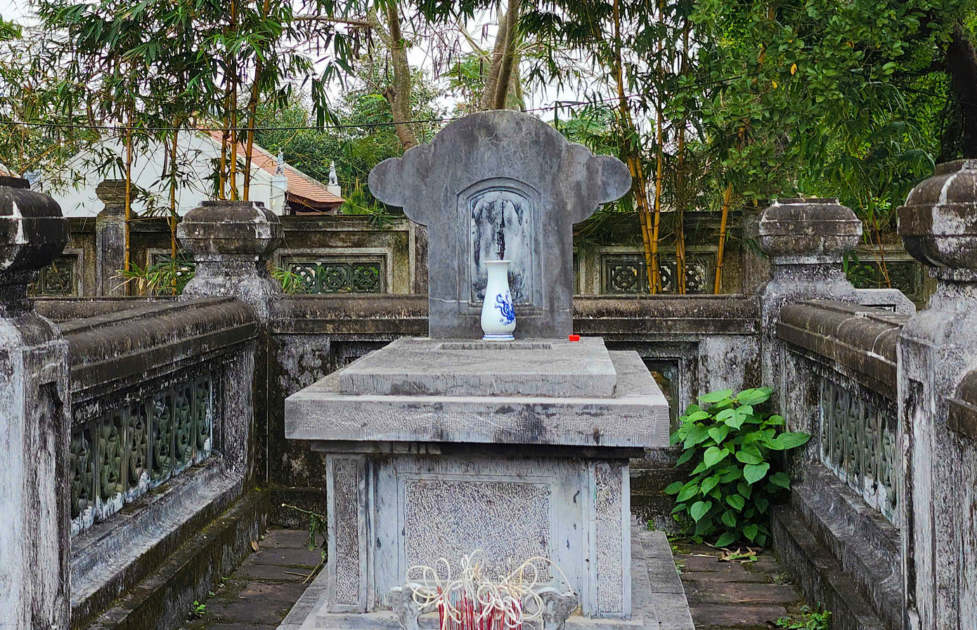 Mộ Nguyễn Công Trứ xây bằng đá, hình chữ nhật, đầu hướng phương Bắc, dài 2,2 m, rộng 1,1 m, phía trên vát kiểu mái nhà. Trong khuôn viên còn có mộ phần của các cụ thân sinh và con cháu trong đại gia đình Nguyễn Công Trứ. Mộ Nguyễn Công Trứ xây bằng đá, hình chữ nhật, đầu hướng phương Bắc, dài 2,2 m, rộng 1,1 m, phía trên vát kiểu mái nhà. Trong khuôn viên còn có mộ phần của các cụ thân sinh và con cháu trong đại gia đình Nguyễn Công Trứ.