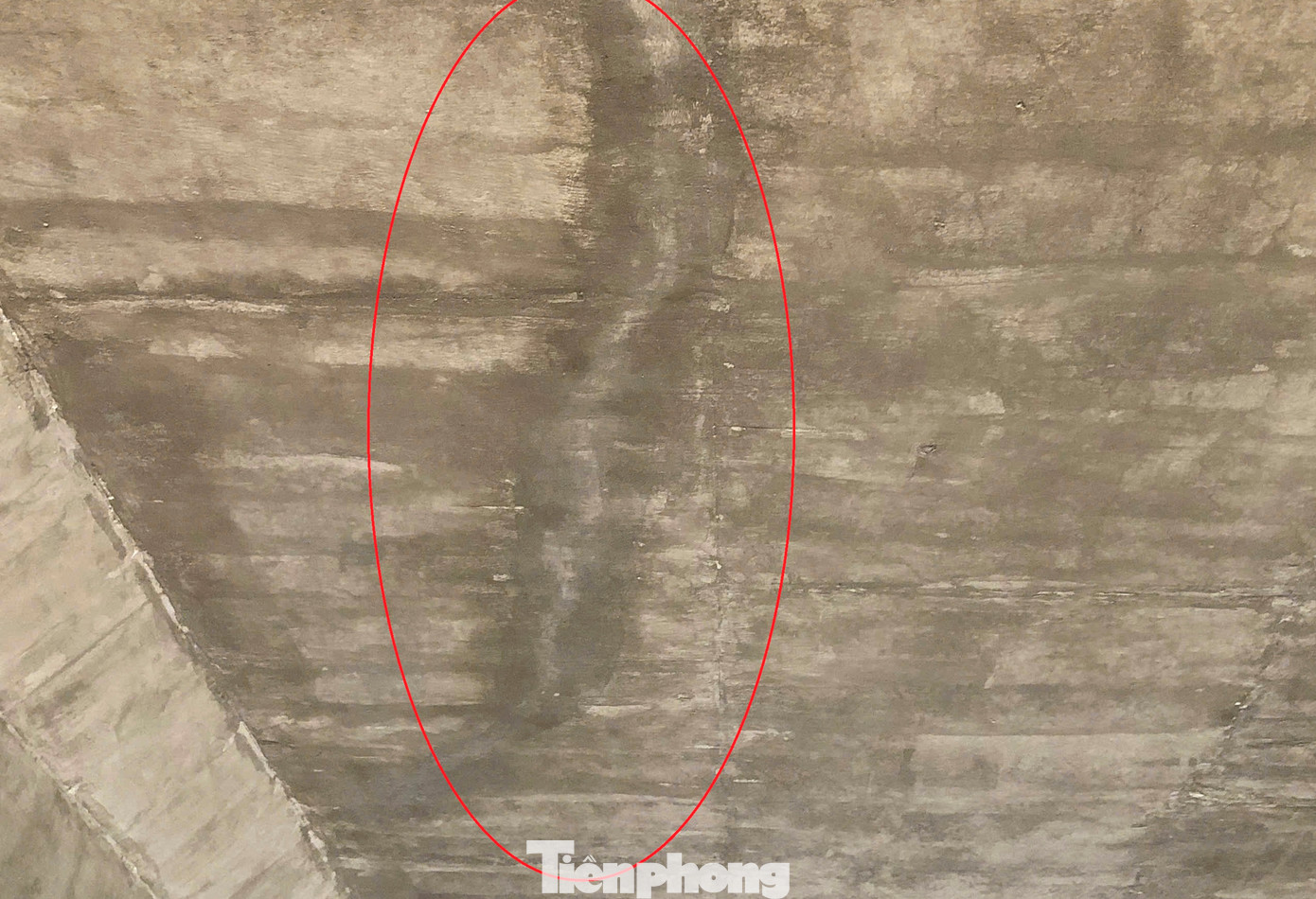 Vết rạn nứt tại nhiều vị trí trong hầm chui cao tốc qua xã Quang Lộc (huyện Can Lộc, Hà Tĩnh)