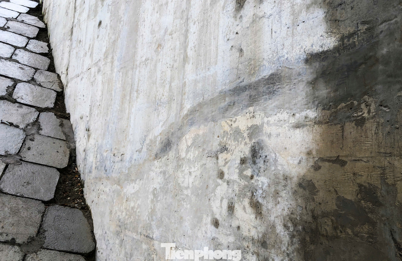 Vết rạn nứt tại nhiều vị trí trong hầm chui cao tốc qua xã Quang Lộc (huyện Can Lộc, Hà Tĩnh)