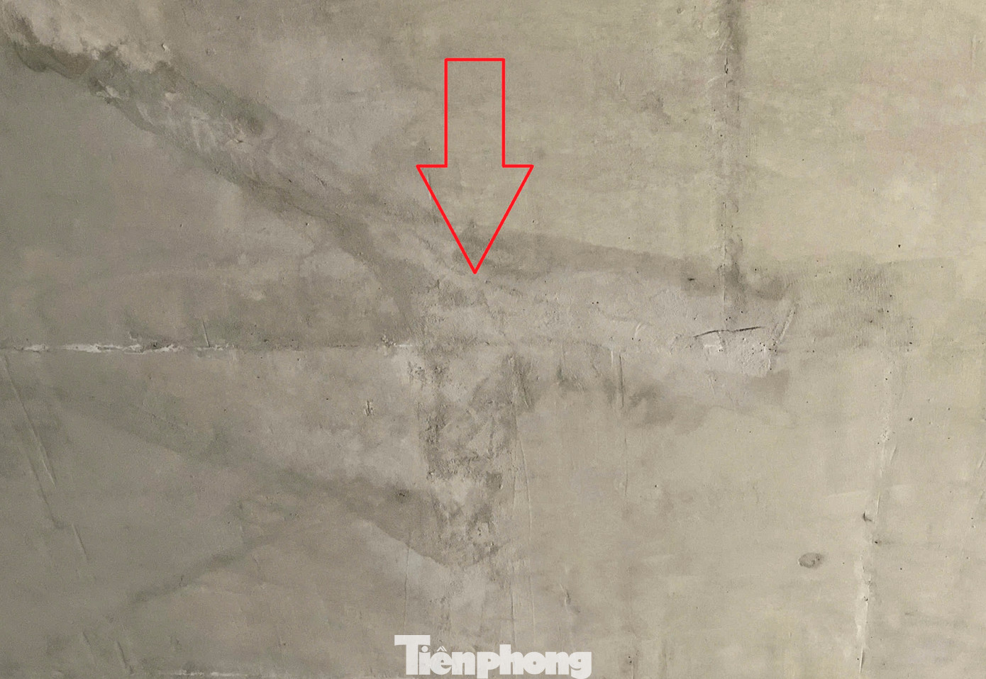 Vết rạn nứt tại nhiều vị trí trong hầm chui cao tốc qua xã Quang Lộc (huyện Can Lộc, Hà Tĩnh)