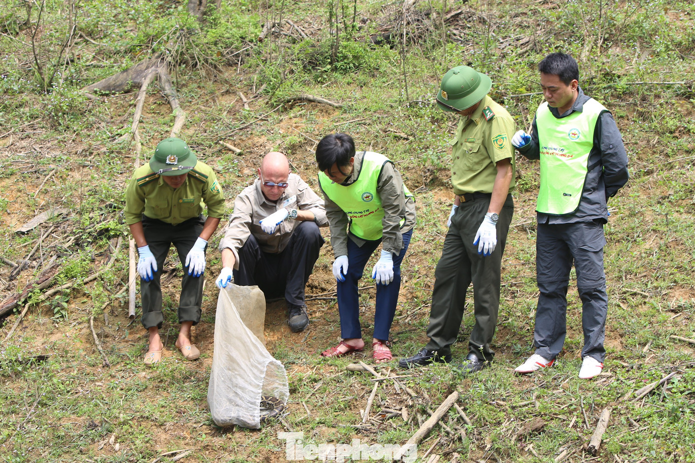 Trong 12 cá thể động vật hoang dã quý hiếm được thả về môi trường rừng tự nhiên lần này, có nhiều loài trong danh mục động vật rừng nguy cấp, quý, hiếm thuộc nhóm 1B. Trong hình, ông Bradley Bessire, Phó Giám đốc Cơ quan Phát triển Quốc tế Hoa Kỳ (USAID, thứ 2 trái sang) tại Việt Nam cùng lãnh đạo VQG Vũ Quang và các đơn vị liên quan tái thả cá thể trăn về tự nhiên.