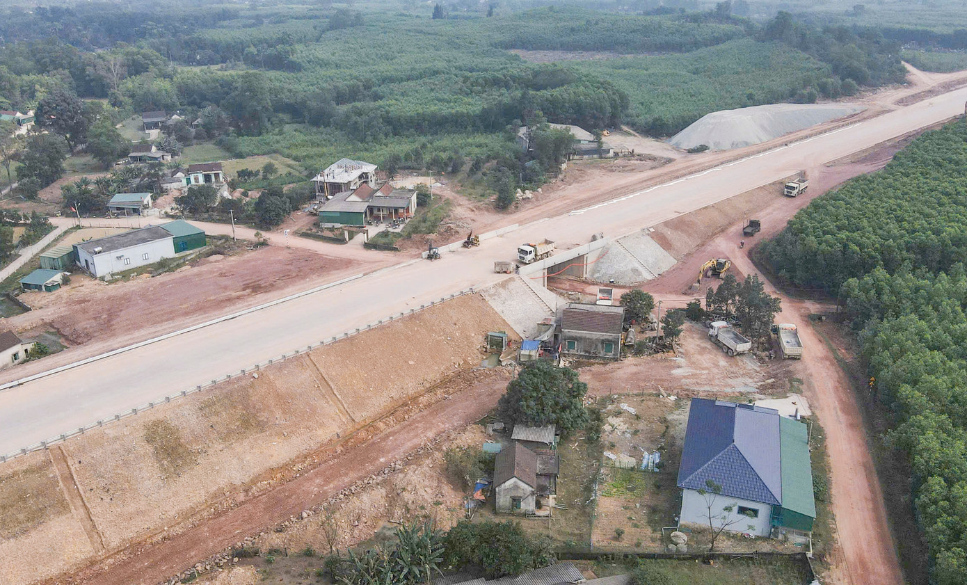 Những ngày cận Tết Nguyên đán 2025, nhiều hộ dân ở xã Cẩm Thịnh, huyện Cẩm Xuyên (Hà Tĩnh) có nhà gần khu vực thi công tuyến cao tốc Bắc – Nam đoạn Hàm Nghi – Vũng Áng đang lo lắng khi tình trạng nhà nứt nẻ còn diễn ra.