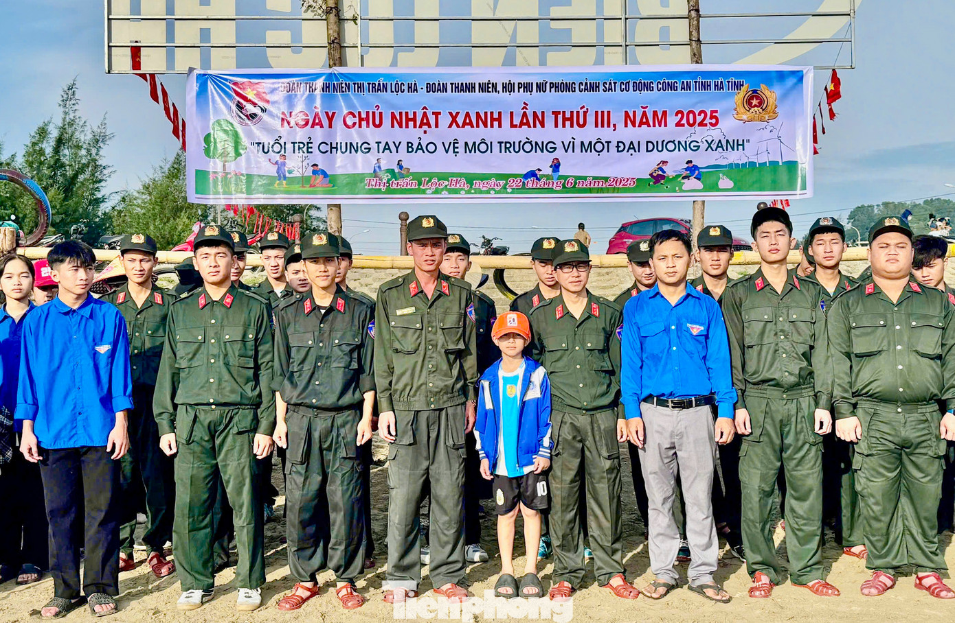 Với tinh thần xung kích, nhiệt huyết của tuổi trẻ, hơn 100 cán bộ đoàn thanh niên, cán bộ và chiến sĩ đã chia thành từng nhóm nhỏ, tổ chức dọn vệ sinh, thu gom rác thải, phân loại và xử lý rác đúng quy định dọc tuyến bờ Xuân Hải (thị trấn Lộc Hà).