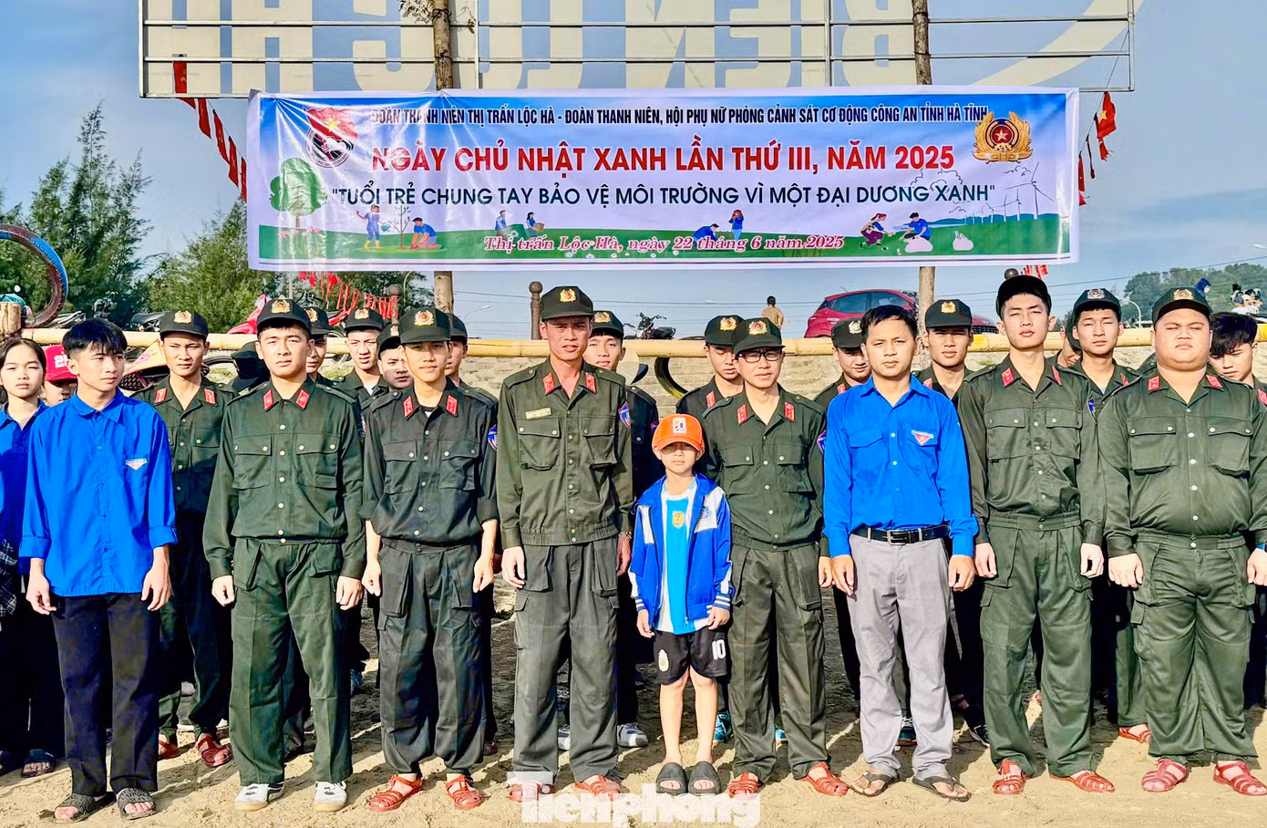 Với tinh thần xung kích, nhiệt huyết của tuổi trẻ, hơn 100 cán bộ đoàn thanh niên, cán bộ và chiến sĩ đã chia thành từng nhóm nhỏ, tổ chức dọn vệ sinh, thu gom rác thải, phân loại và xử lý rác đúng quy định dọc tuyến bờ Xuân Hải (thị trấn Lộc Hà).