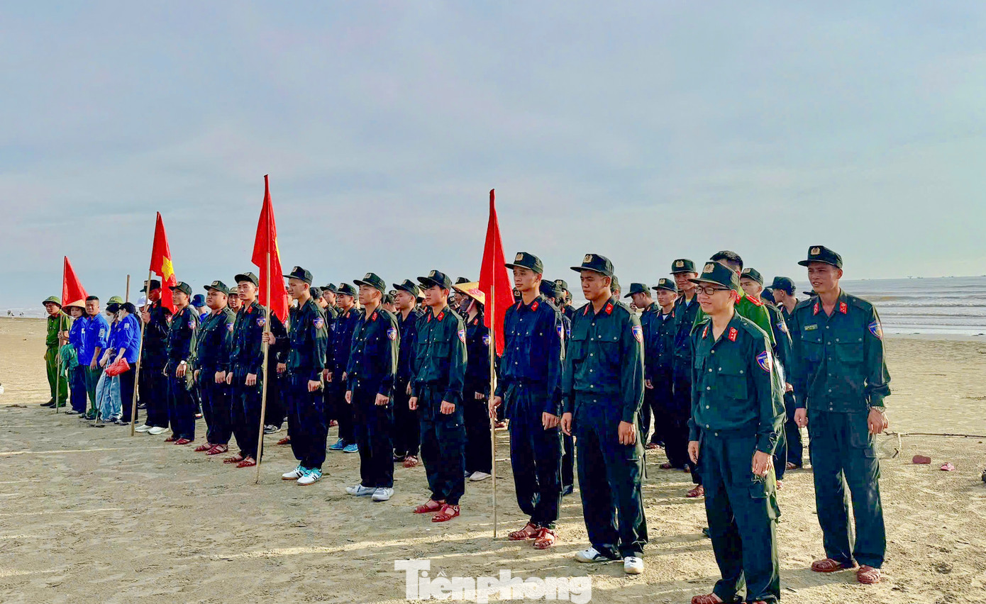 Hưởng ứng Chiến dịch Thanh niên tình nguyện hè năm 2025, Đoàn Thanh niên, Hội phụ nữ Phòng Cảnh sát cơ động (Công an tỉnh Hà Tĩnh) phối hợp với đoàn thanh niên thị trấn Lộc Hà tổ chức chương trình “Tuổi trẻ chung tay bảo vệ môi trường vì một đại dương xanh” tại bãi biển Xuân Hải. Ảnh: Phạm Trường - Trọng Tấn