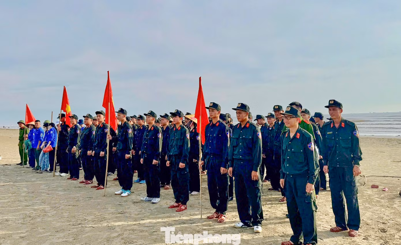 Hưởng ứng Chiến dịch Thanh niên tình nguyện hè năm 2025, Đoàn Thanh niên, Hội phụ nữ Phòng Cảnh sát cơ động (Công an tỉnh Hà Tĩnh) phối hợp với đoàn thanh niên thị trấn Lộc Hà tổ chức chương trình “Tuổi trẻ chung tay bảo vệ môi trường vì một đại dương xanh” tại bãi biển Xuân Hải. Ảnh: Phạm Trường - Trọng Tấn