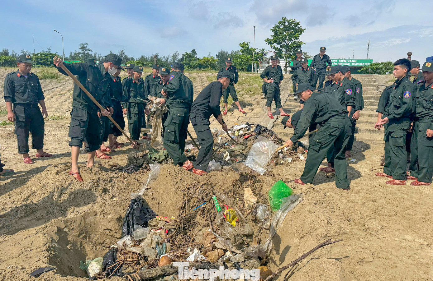 “Vì một đại dương xanh, đoàn thanh niên các đơn vị đã tổng dọn rác hơn 4km dọc bãi biển Xuân Hải. Đây là hoạt động ý nghĩa, phát huy tinh thần đoàn kết, gắn bó, sẵn sàng nhận và hoàn thành xuất sắc nhiệm vụ được giao, gắn kết hơn nữa với chính quyền địa phương”, đại úy Nguyễn Trọng Tấn – Bí thư đoàn cơ sở Phòng CSCĐ (Công an tỉnh Hà Tĩnh) chia sẻ.